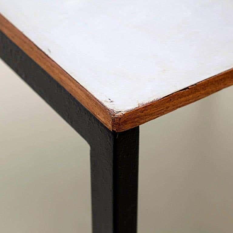 Mesa Cansado de metal y fórmica de Charlotte Perriand, hacia 1950 en Bueno estado para la venta en Barcelona, Barcelona