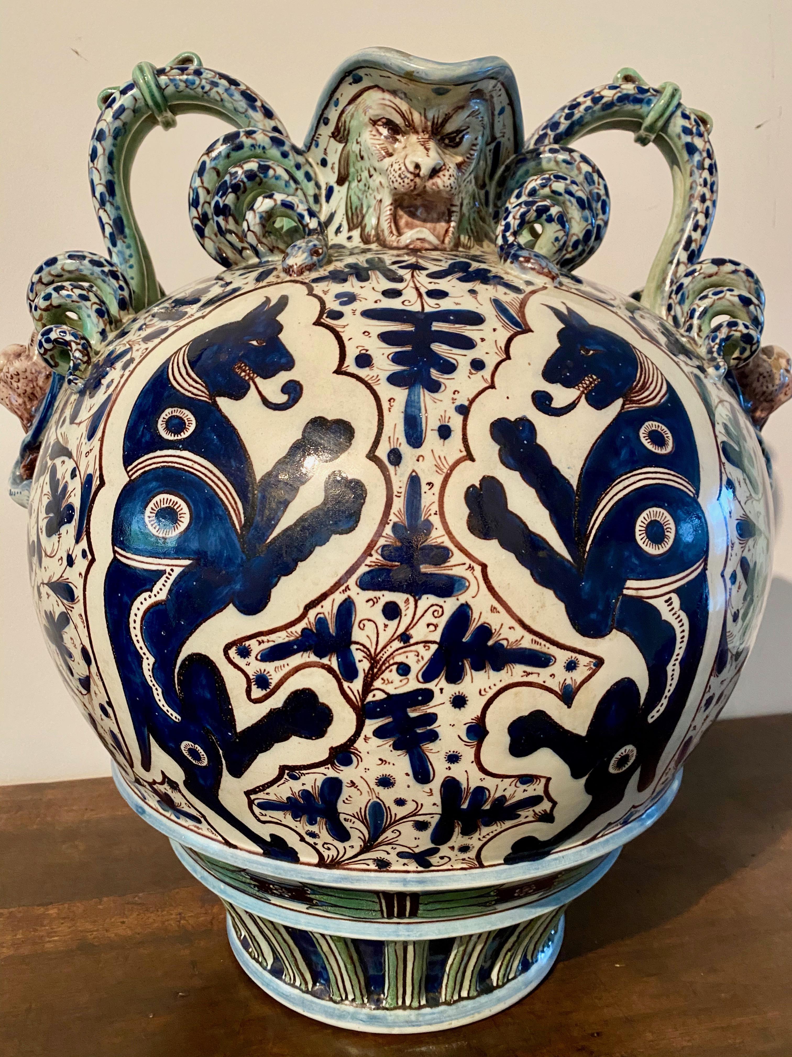Vase armorial Cantagalli, Ulisse Cantagalli (1839-1901)

Au cours de la période Renaissance-Revival du XIXe siècle, la fabrique de maïoliques et de céramiques Cantagalli, près de Florence, a produit des copies authentiques des maïoliques de la