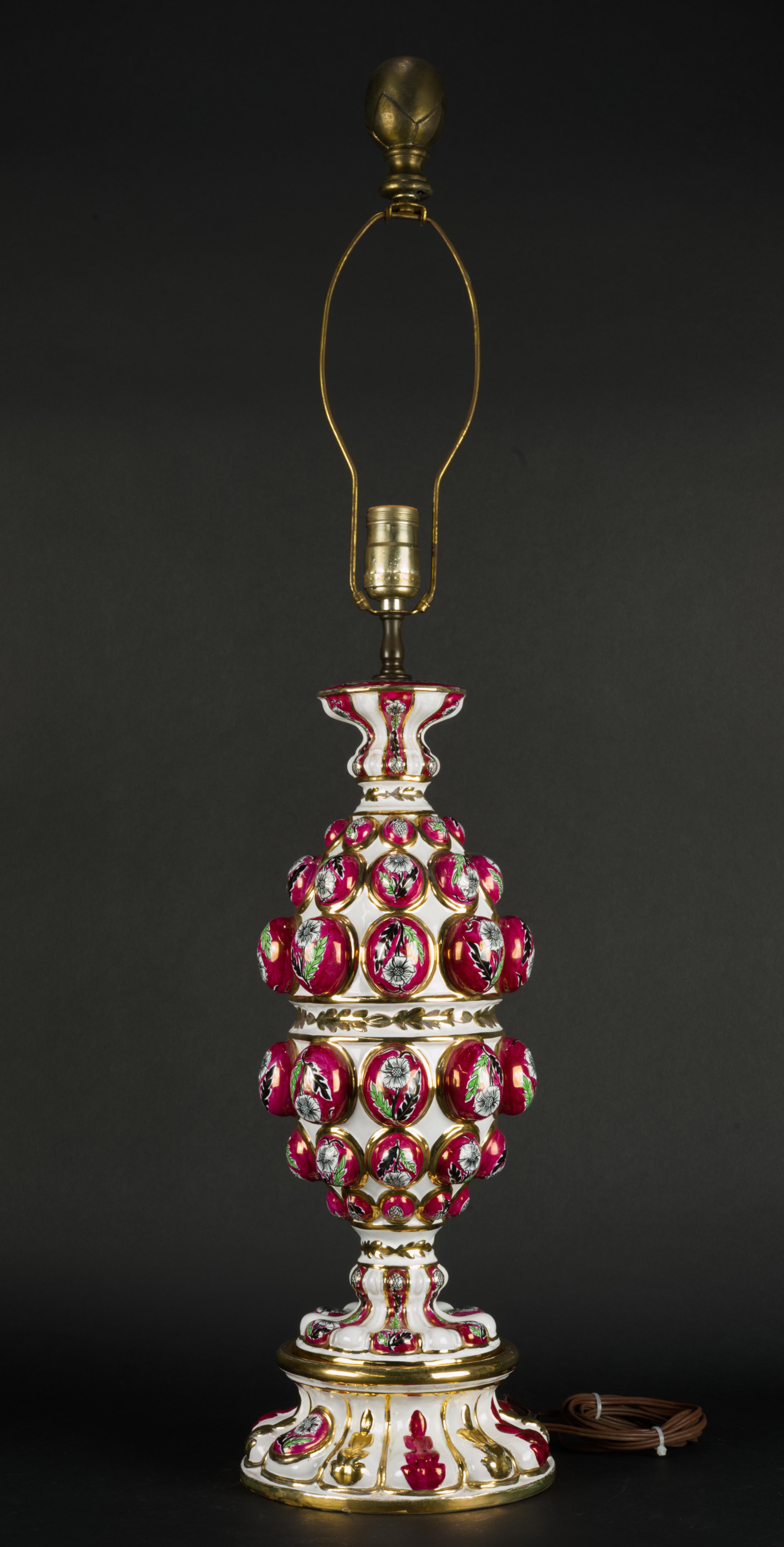  Die seltene Majolika-Tischlampe wurde in Italien von Cantagalli für Ardalt Importing handgefertigt. Sie wurde von Hand bemalt und mit Cantagallis berühmter Daliso-Lustro-Glasur veredelt. Es ist ein beeindruckendes Beispiel für traditionelles