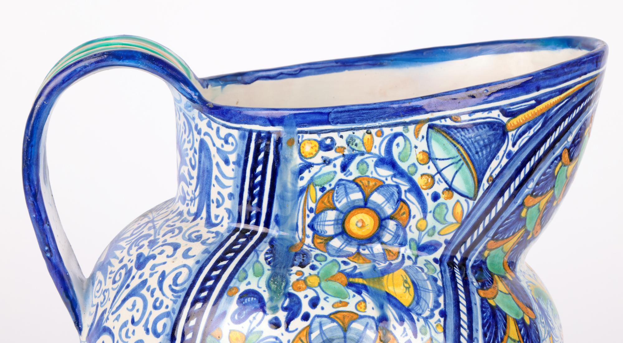 Una grande e imponente brocca in ceramica maiolica italiana realizzata dal famoso ceramista Ulisse Cantagalli (italiano, 1839-1901) e risalente al 1860 circa. La brocca poggia su una stretta base piatta e rotonda non smaltata, con un grande corpo