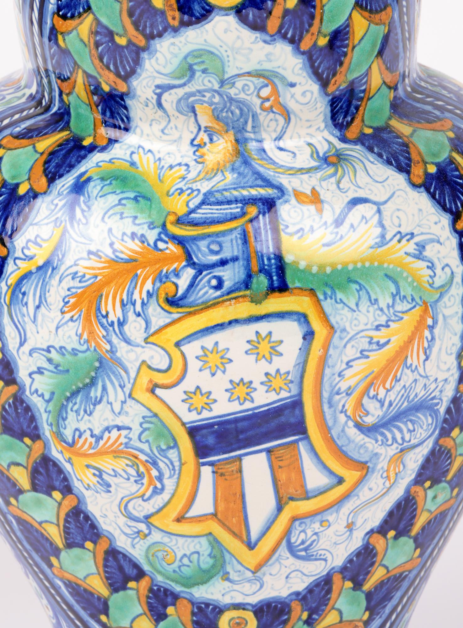 Cantagalli Italienischer großer beeindruckender geschnitzter Maiolica-Keramikkrug (Glasiert) im Angebot