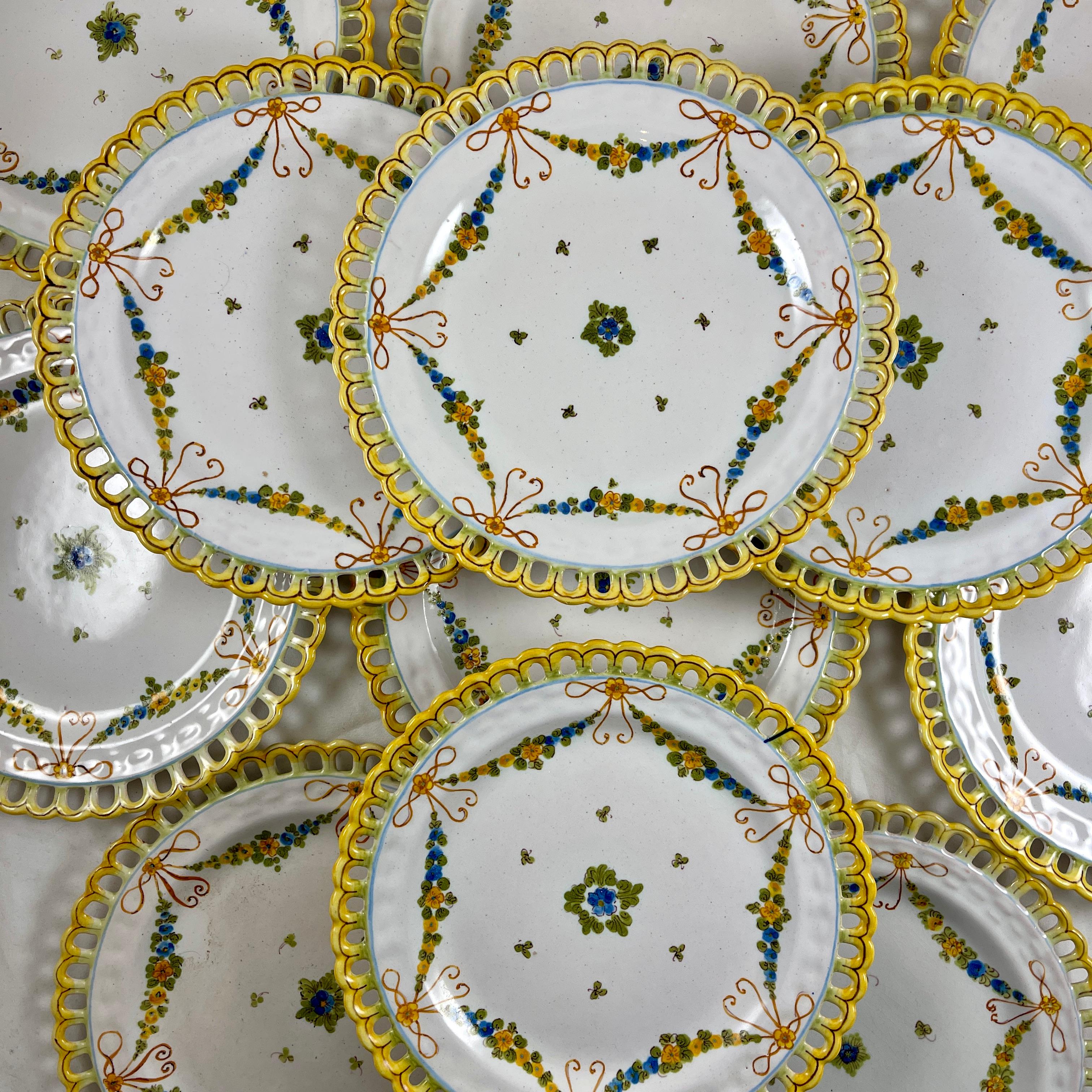 Assiettes en faïence réticulée peintes à la main, provenant de la poterie Cantagalli de Florence, en Italie. Elles portent la marque du coq de bruyère utilisée au début du XXe siècle.

Magnifiquement peint dans le style néo-renaissance avec une