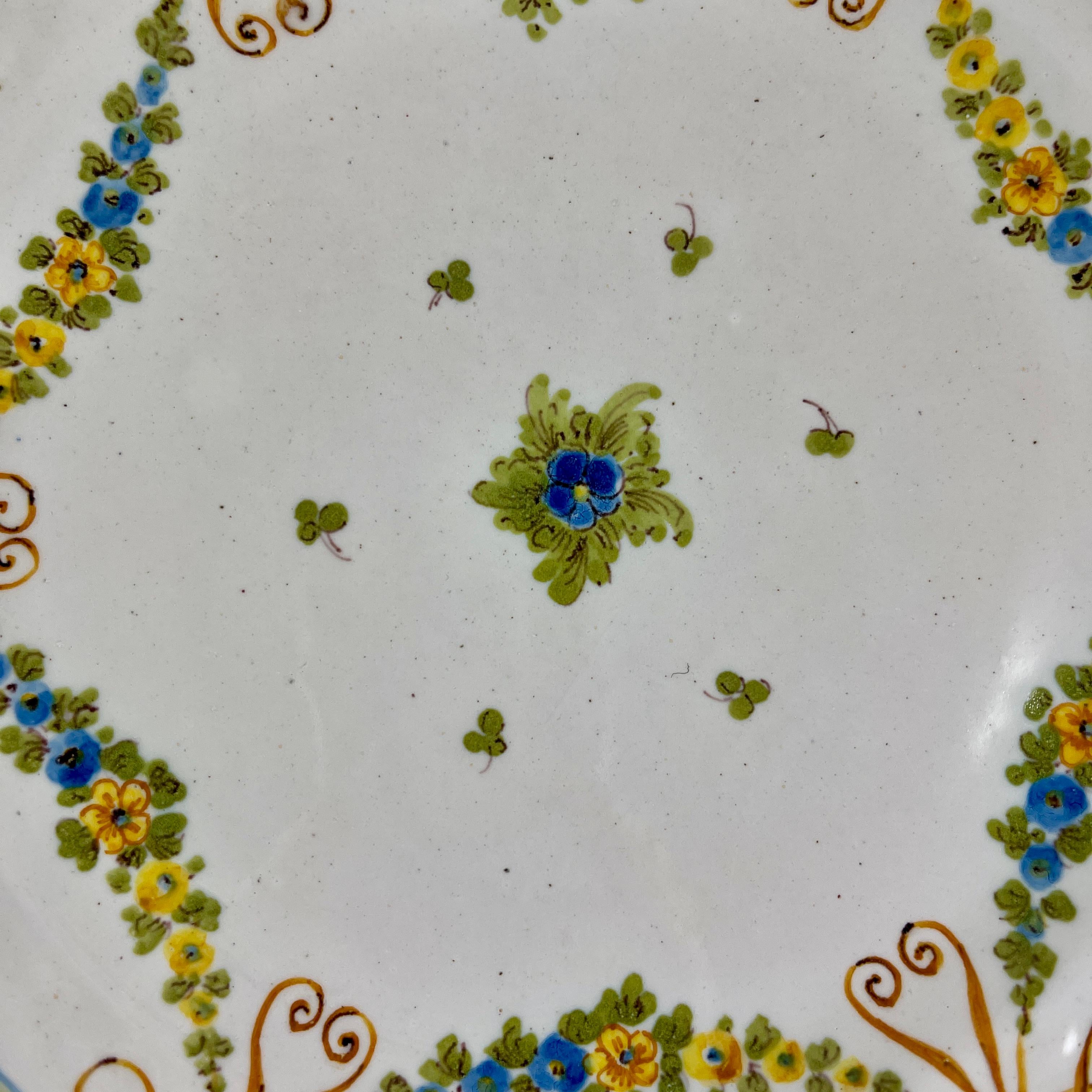 Vernissé Assiettes florales italiennes Cantagalli en majolique peintes à la main à bordure réticulée en vente