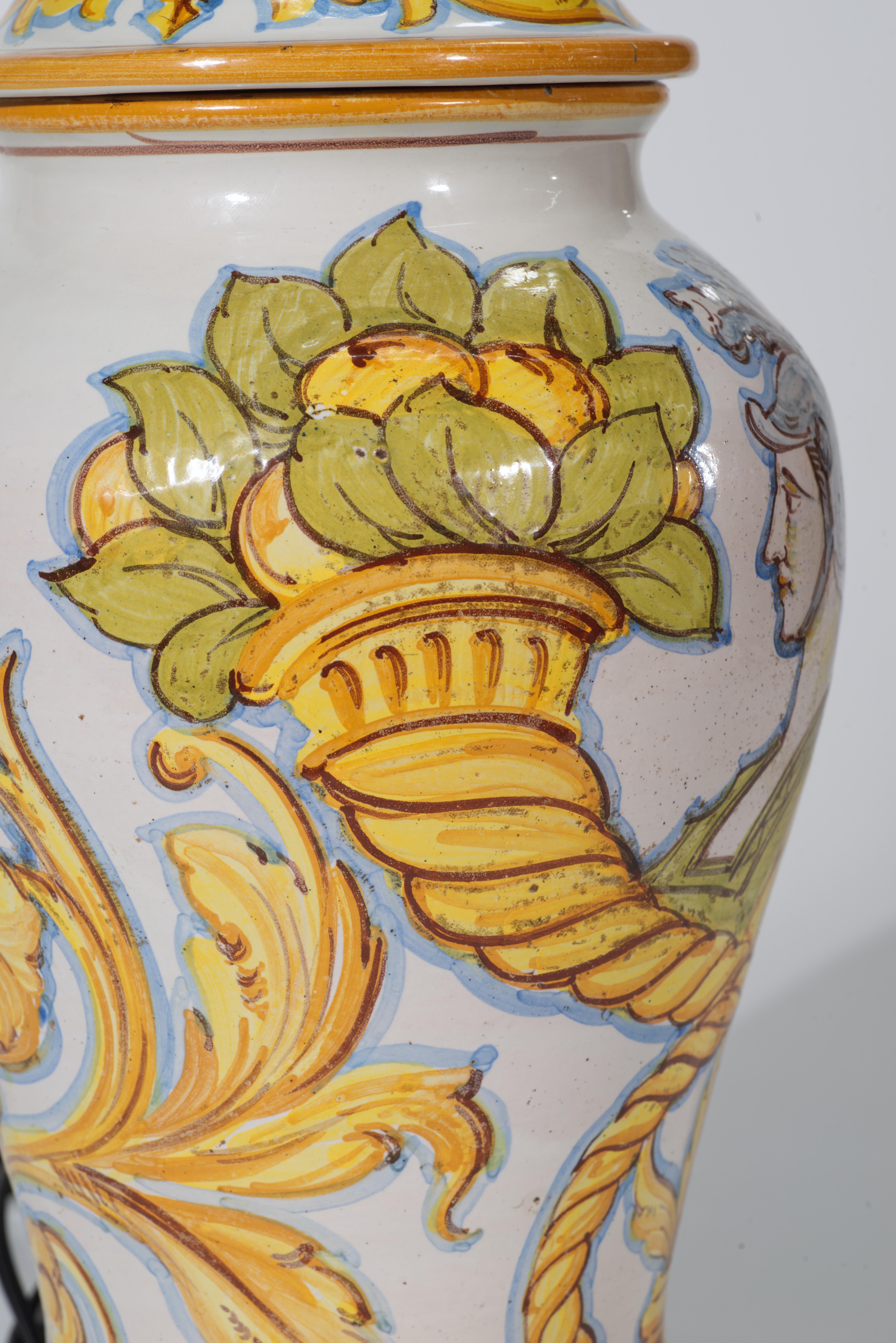 Lampada da tavolo a urna in maiolica Cantagalli con ritratto di guerriero, Italia 1930-1950 in vendita 2