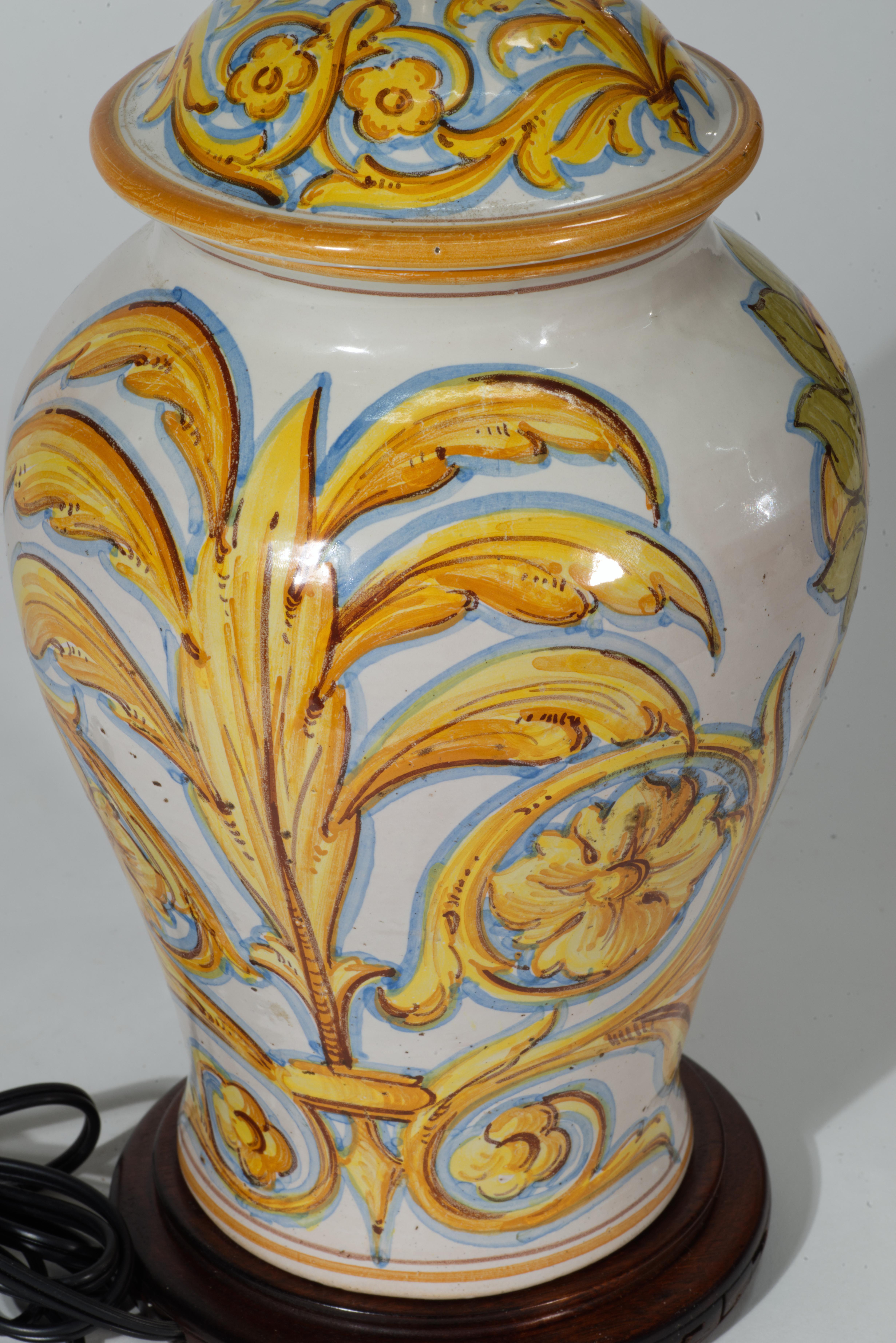 Lampada da tavolo a urna in maiolica Cantagalli con ritratto di guerriero, Italia 1930-1950 in vendita 3