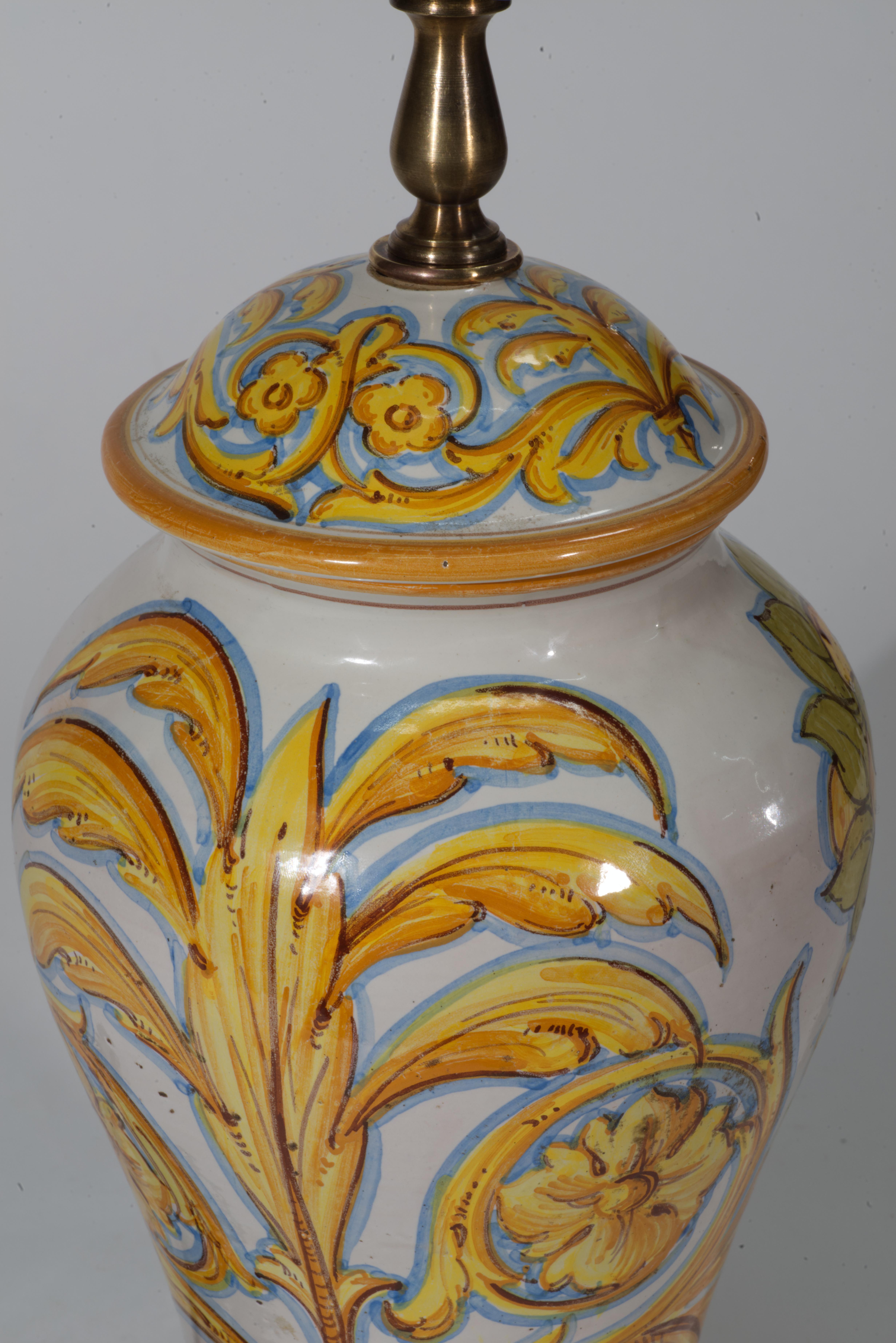 Lampada da tavolo a urna in maiolica Cantagalli con ritratto di guerriero, Italia 1930-1950 in vendita 4