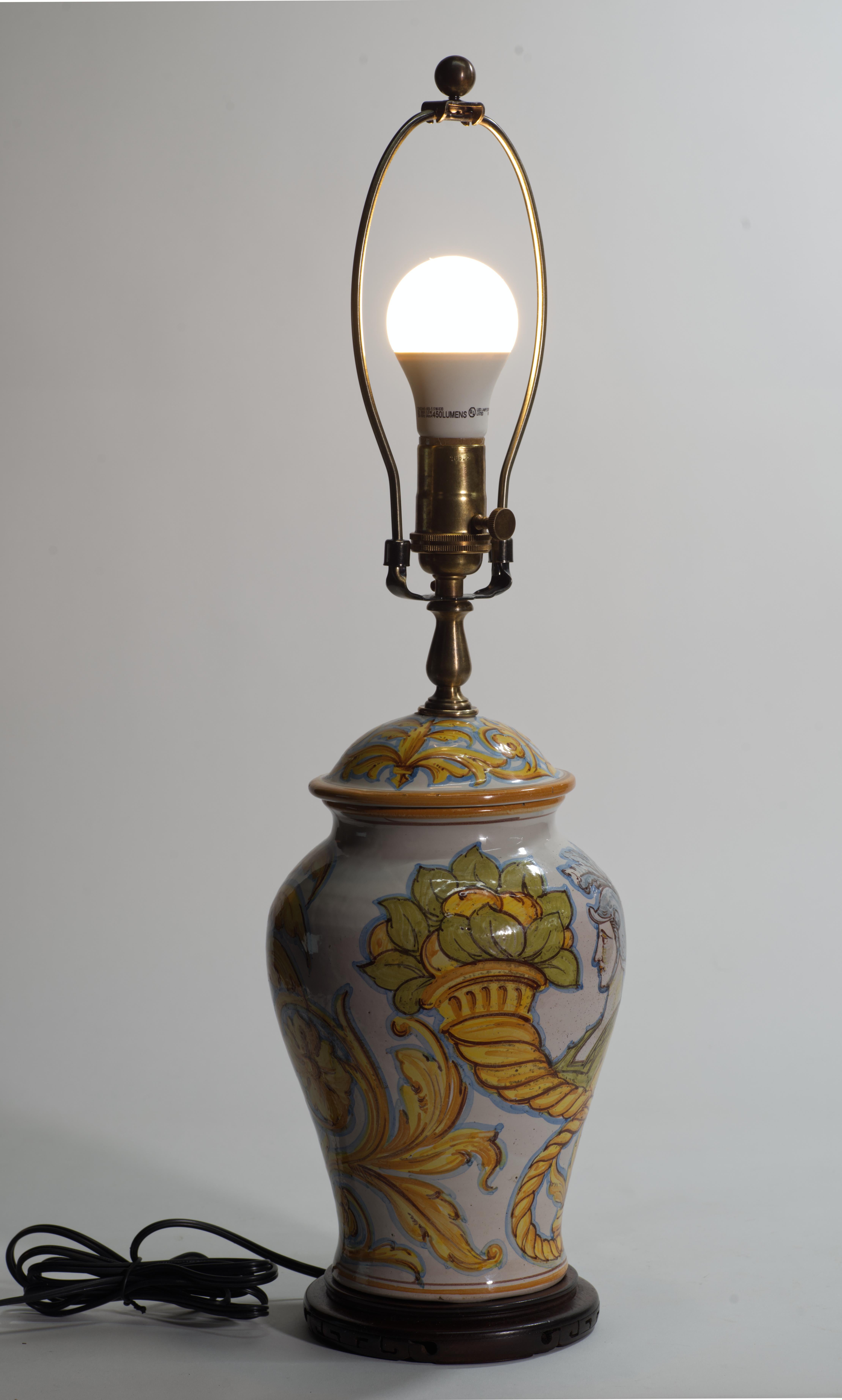 Lampada da tavolo a urna in maiolica Cantagalli con ritratto di guerriero, Italia 1930-1950 in vendita 5