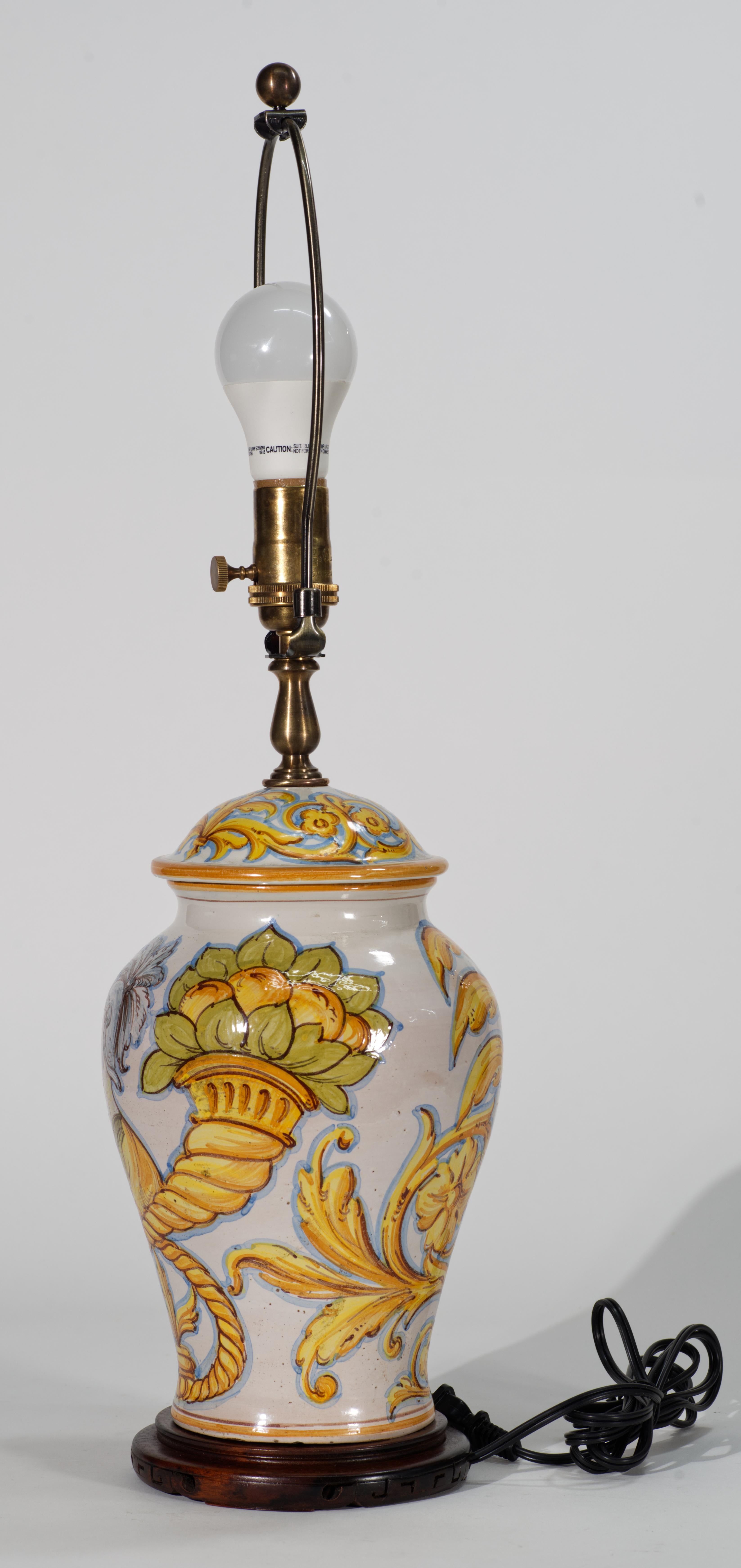 Neorinascimentale Lampada da tavolo a urna in maiolica Cantagalli con ritratto di guerriero, Italia 1930-1950 in vendita