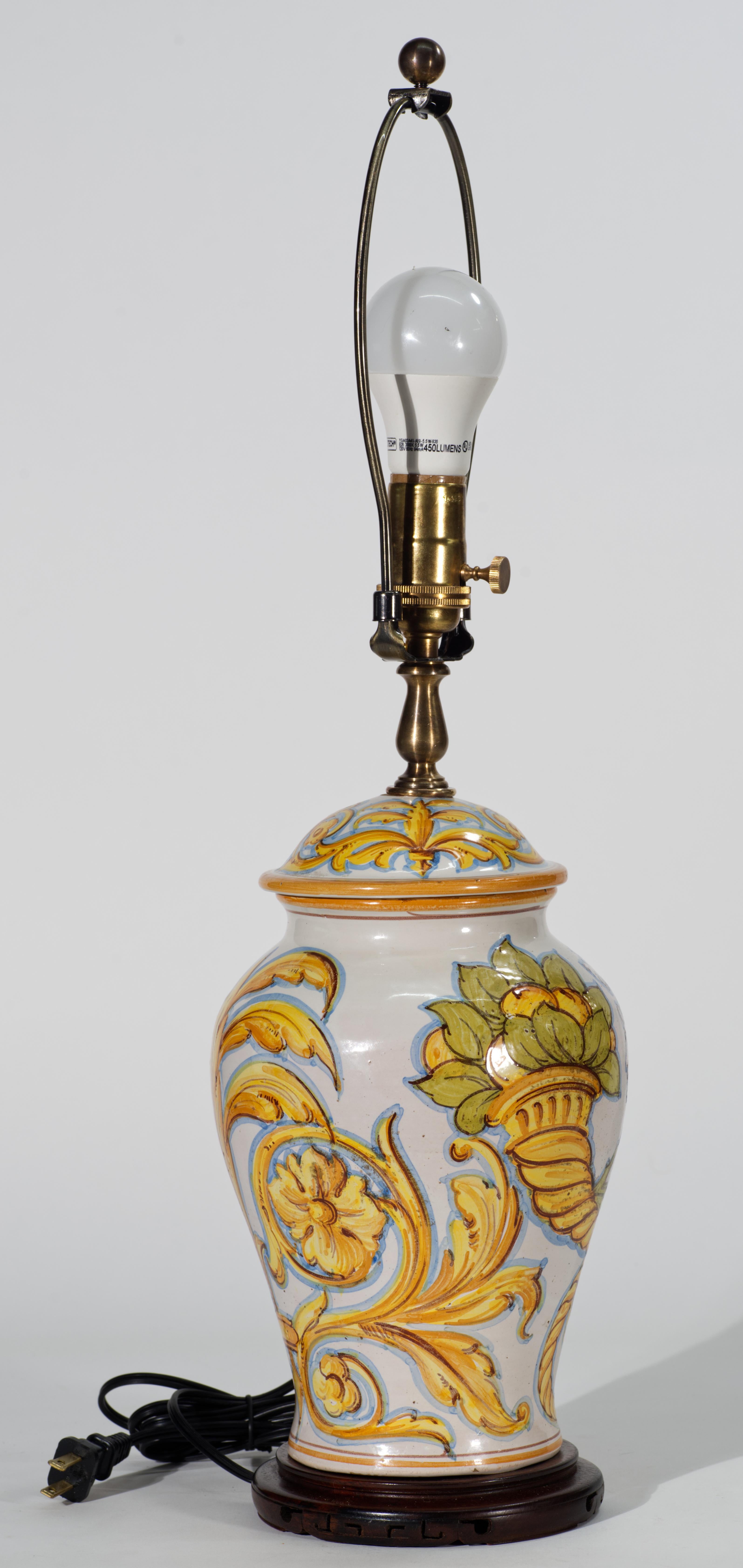 Italiano Lampada da tavolo a urna in maiolica Cantagalli con ritratto di guerriero, Italia 1930-1950 in vendita