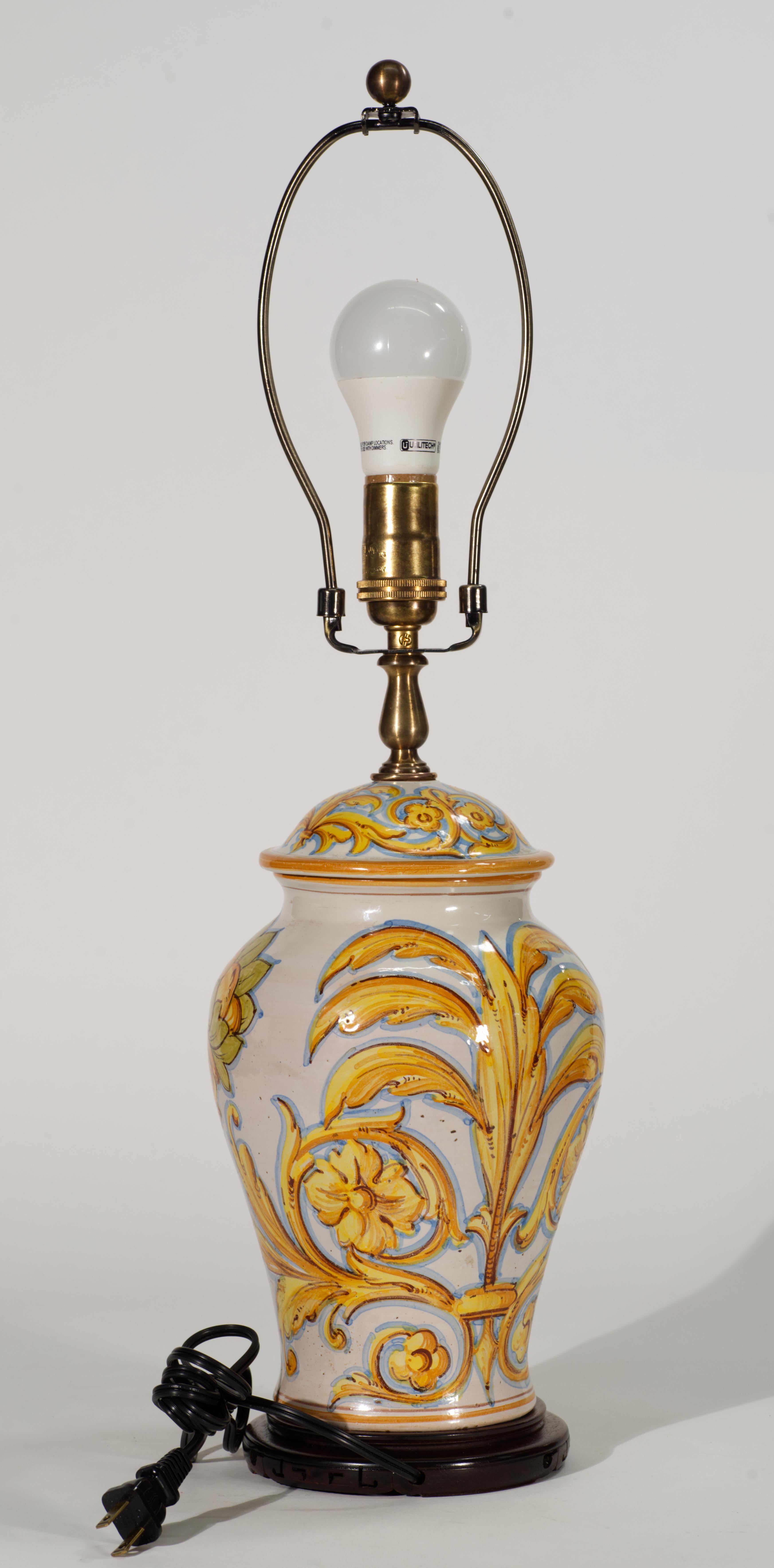 Intagliato Lampada da tavolo a urna in maiolica Cantagalli con ritratto di guerriero, Italia 1930-1950 in vendita