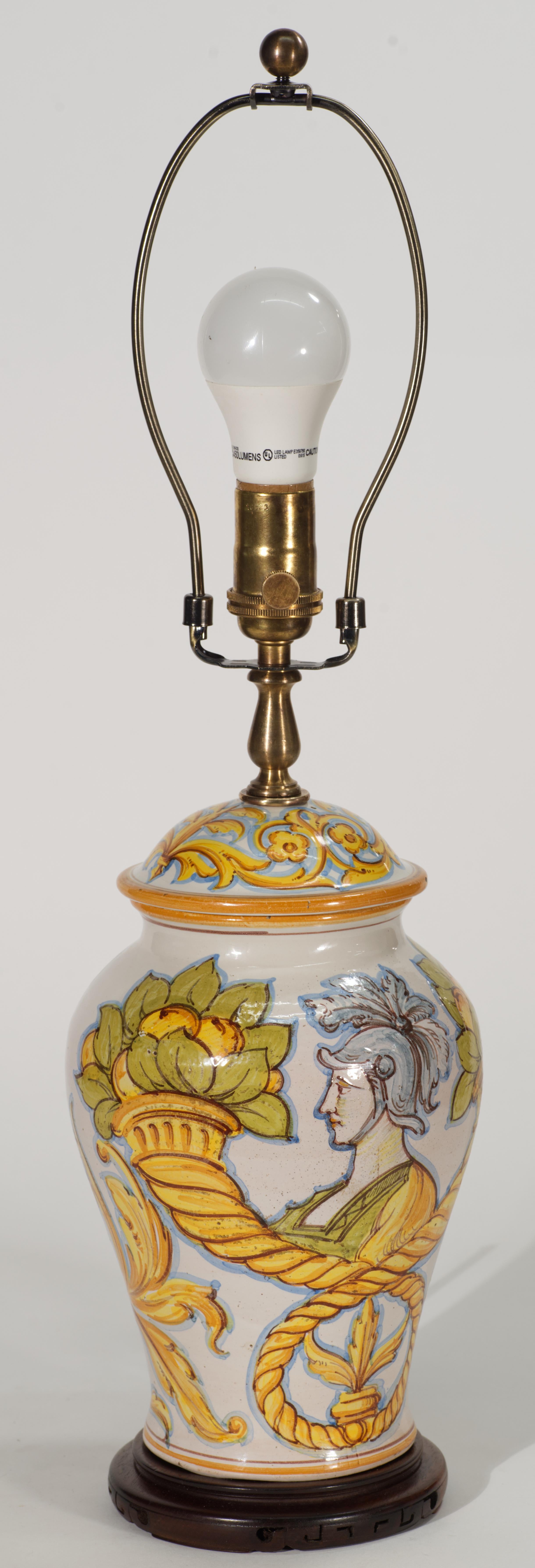Lampada da tavolo a urna in maiolica Cantagalli con ritratto di guerriero, Italia 1930-1950 In condizioni buone in vendita a Clifton Springs, NY
