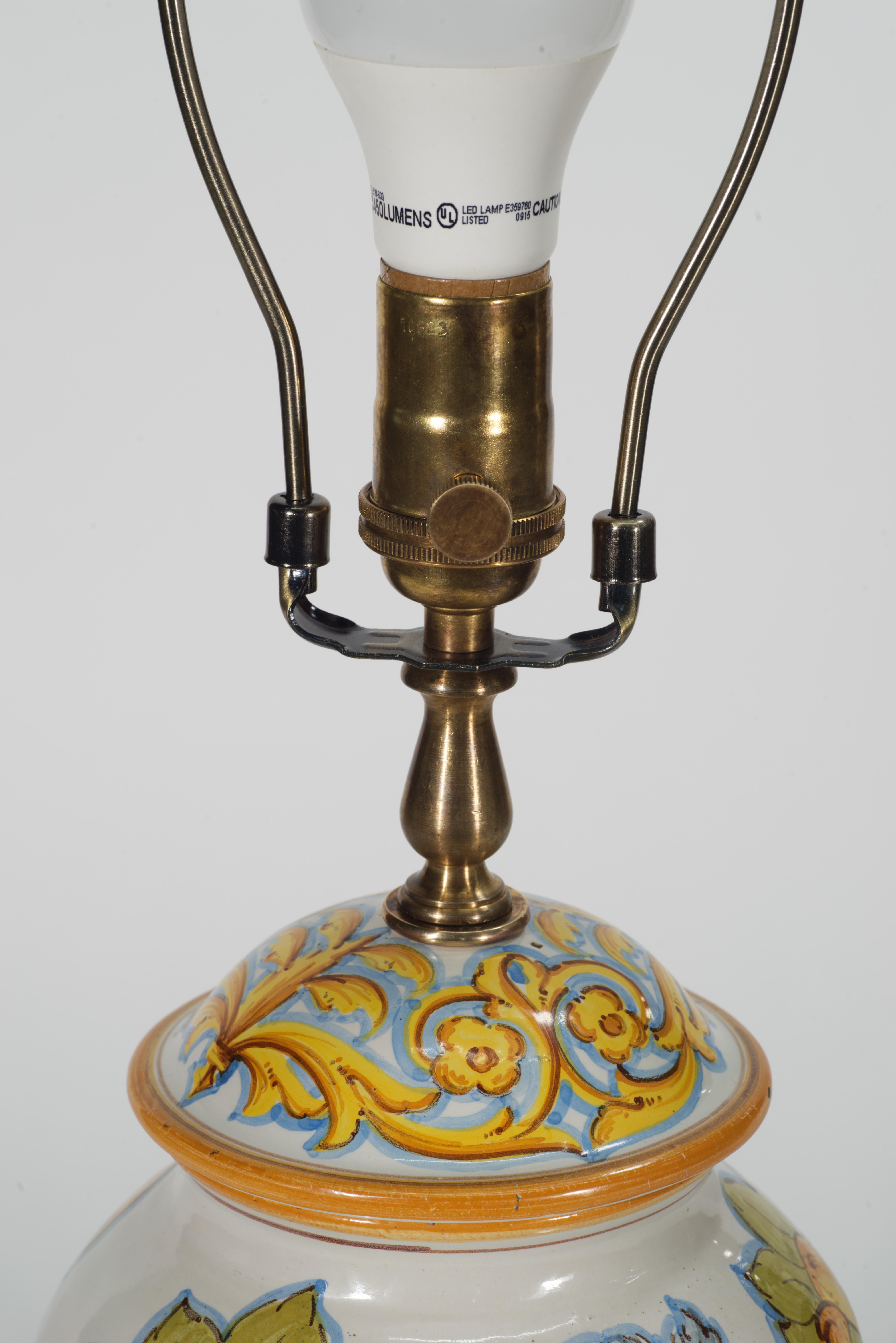 XX secolo Lampada da tavolo a urna in maiolica Cantagalli con ritratto di guerriero, Italia 1930-1950 in vendita