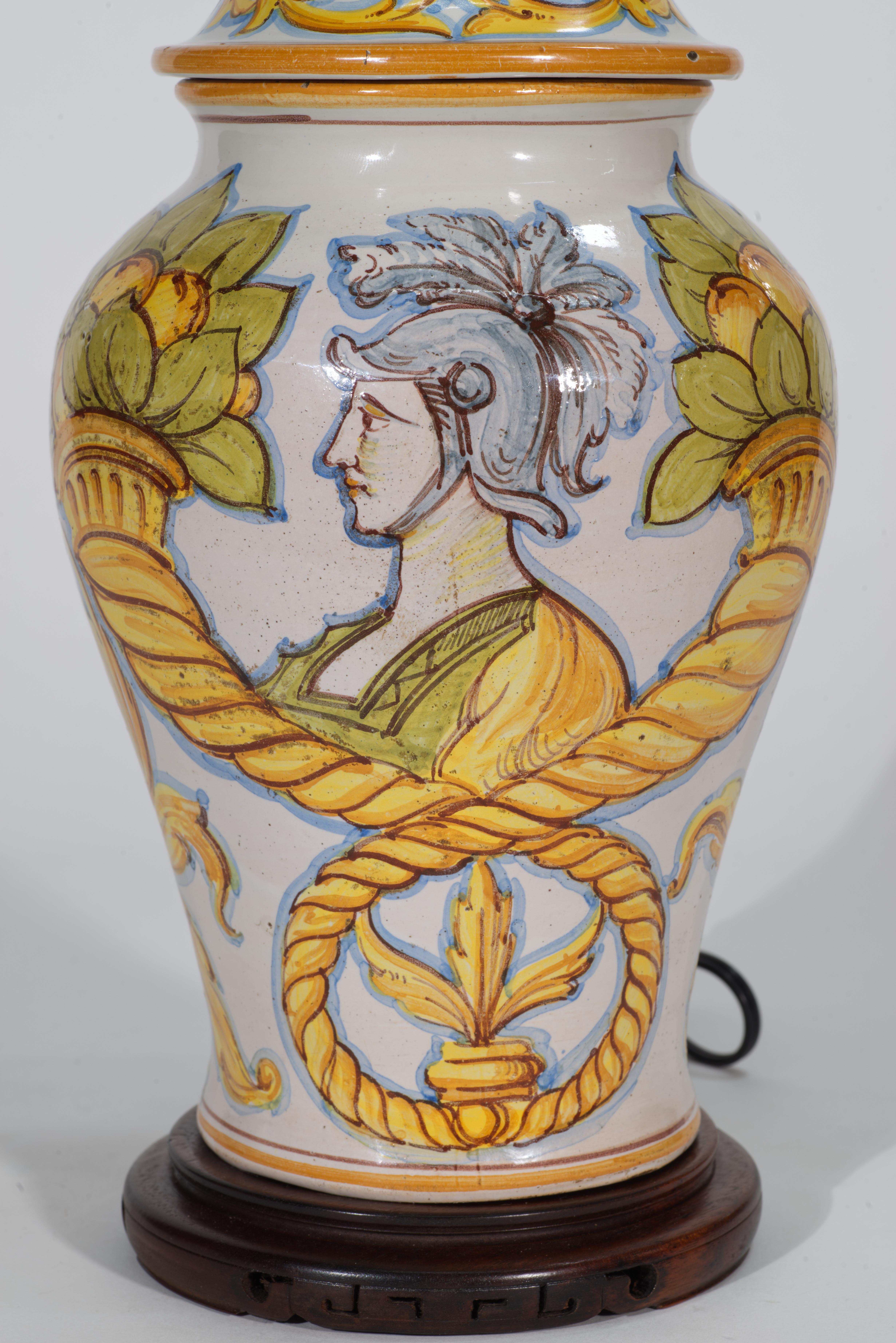 Ottone Lampada da tavolo a urna in maiolica Cantagalli con ritratto di guerriero, Italia 1930-1950 in vendita