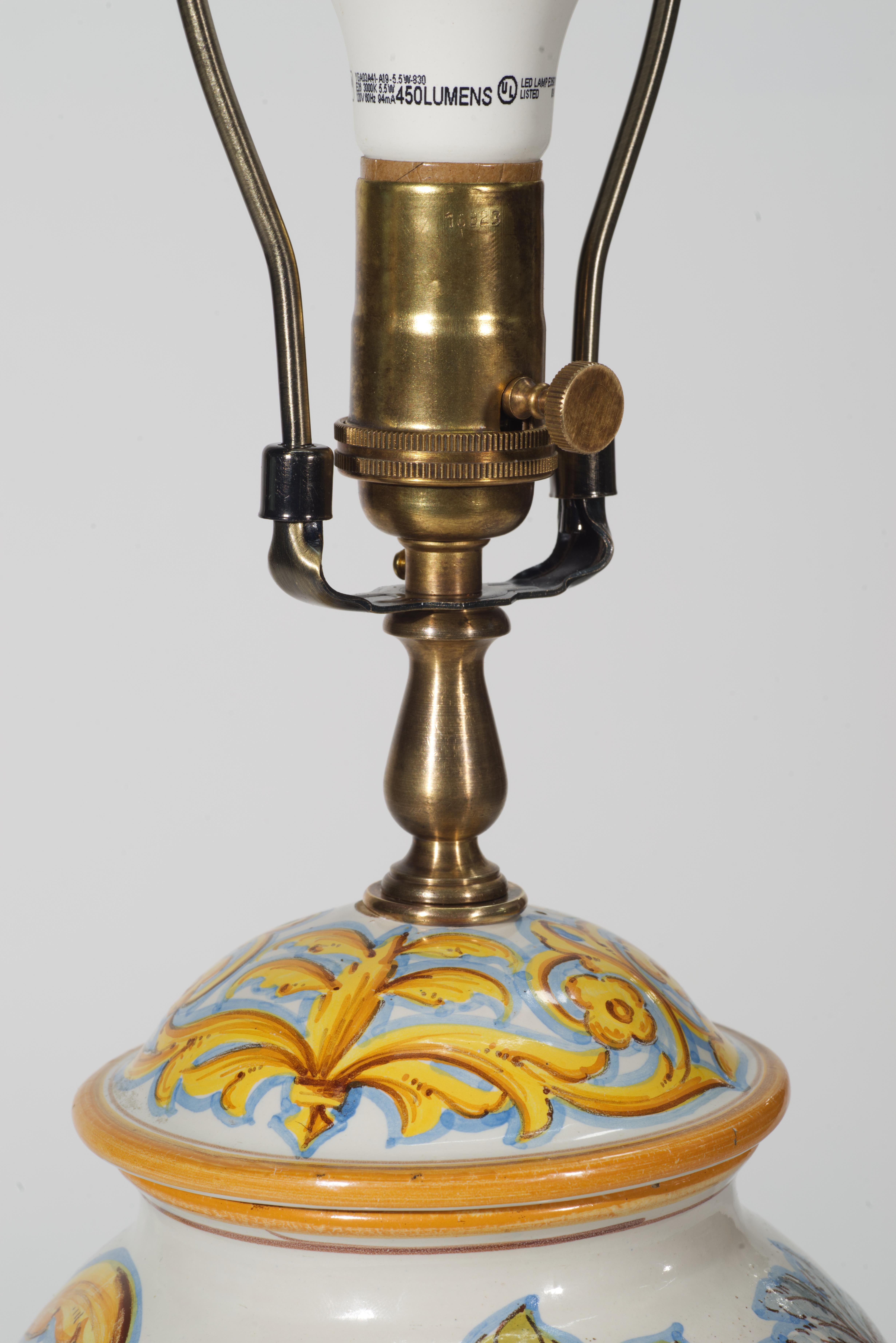 Lampada da tavolo a urna in maiolica Cantagalli con ritratto di guerriero, Italia 1930-1950 in vendita 1