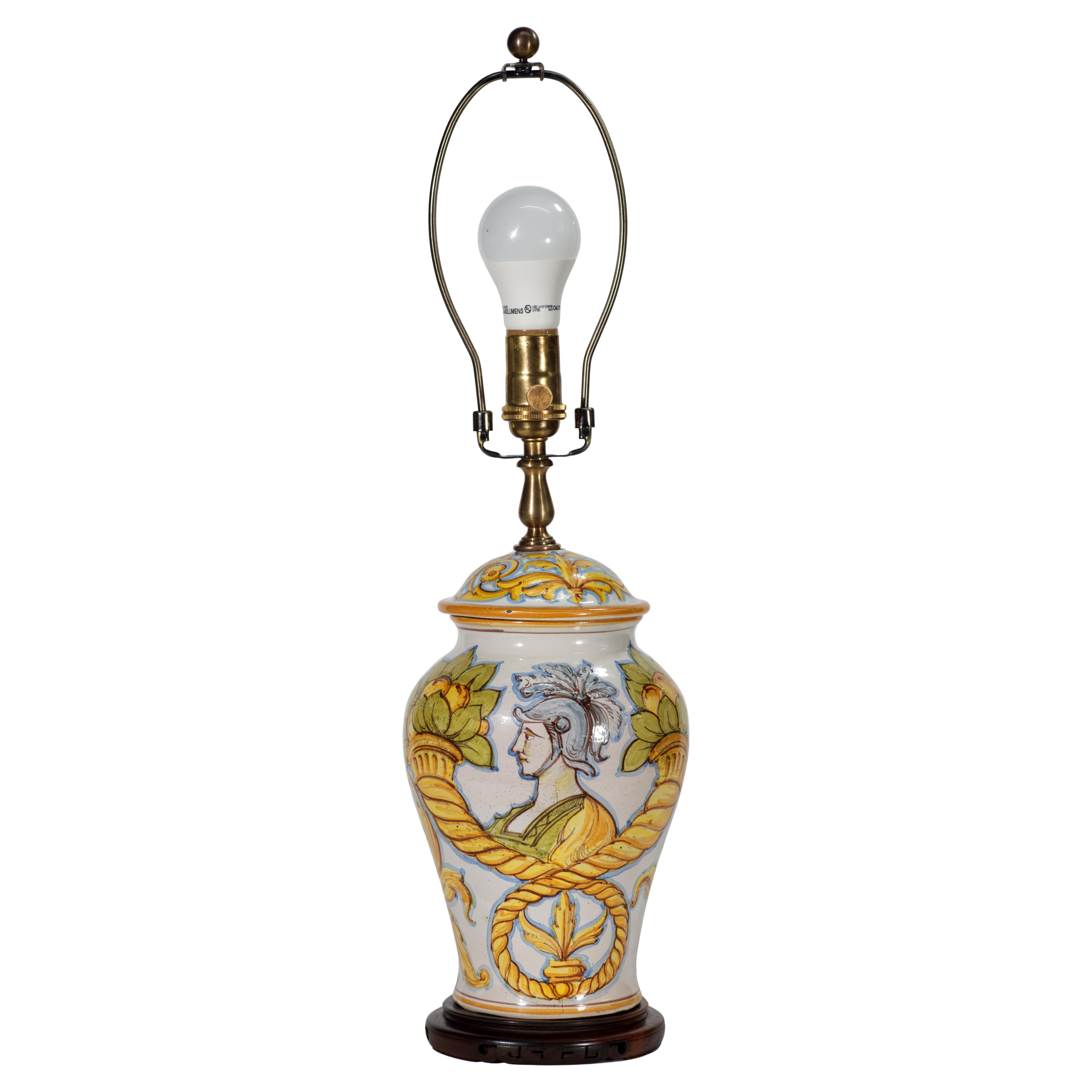 Lampada da tavolo a urna in maiolica Cantagalli con ritratto di guerriero, Italia 1930-1950