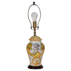 Lampe de bureau urne en majolique Cantagalli avec portrait de guerrier, Italie 1930-1950