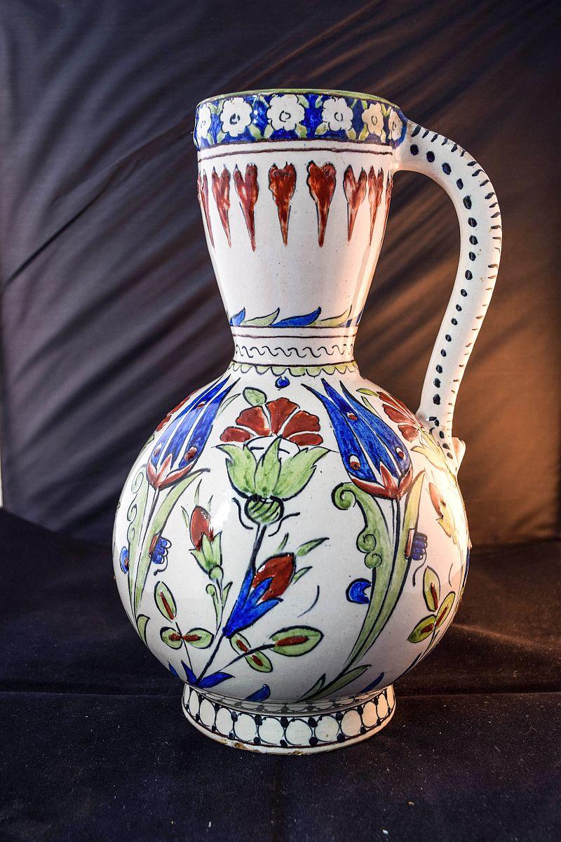 Beautiful Cantagalii Old Italian pottery
Iznik style bold and rich coloured Tulips and Carnations
typical of Iznik.
Signed in the bottom with blue Cock
Very good condition.
Size 27 Cms and 10.5 inches tall
