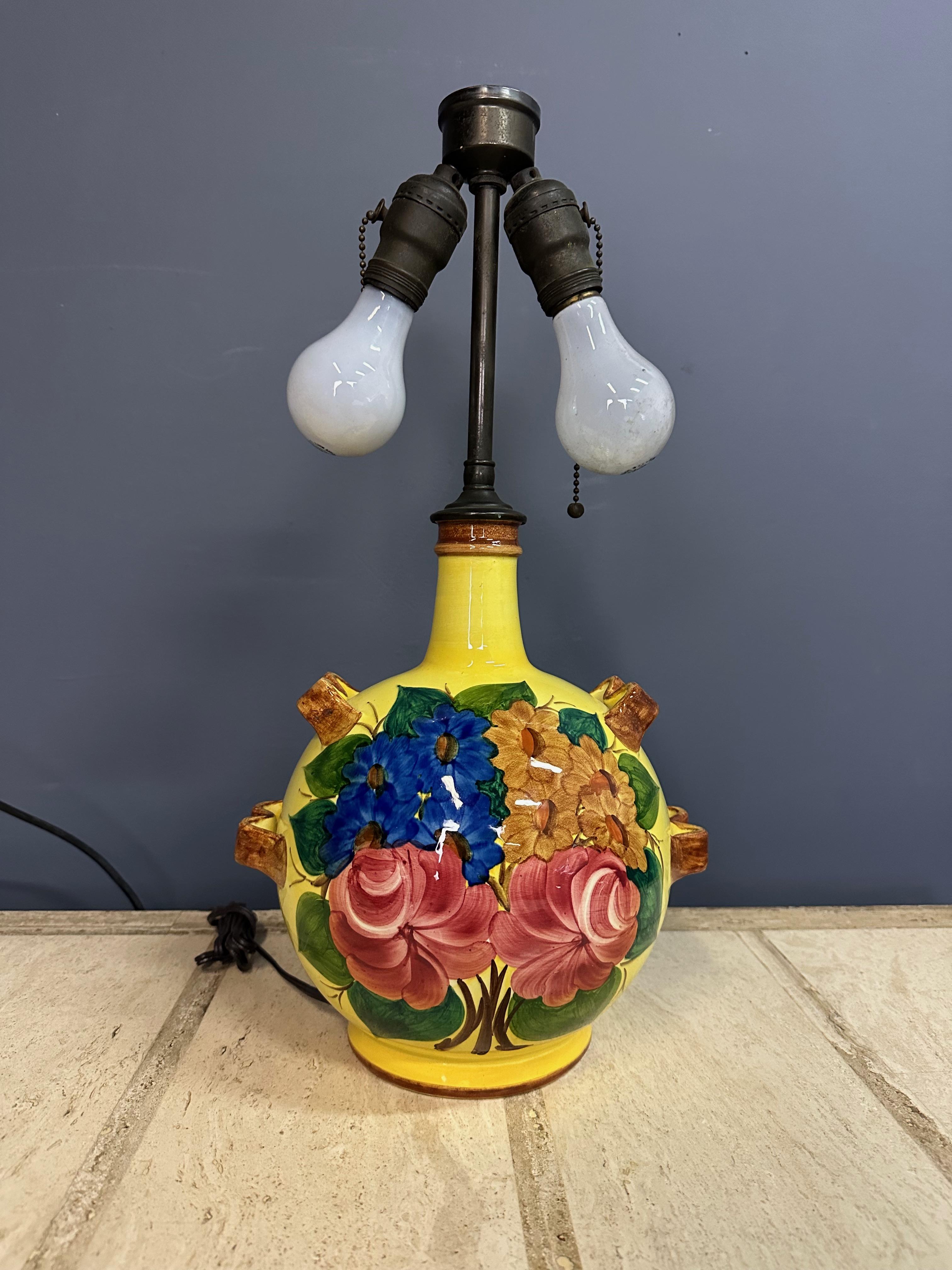 Illumina la tua casa con questa lampada in maiolica Cantagalli dalla vibrante tonalità gialla e dal vivace design floreale. Realizzata a mano e impreziosita da dettagli minuziosi, questa lampada aggiunge un tocco di eleganza e raffinatezza a