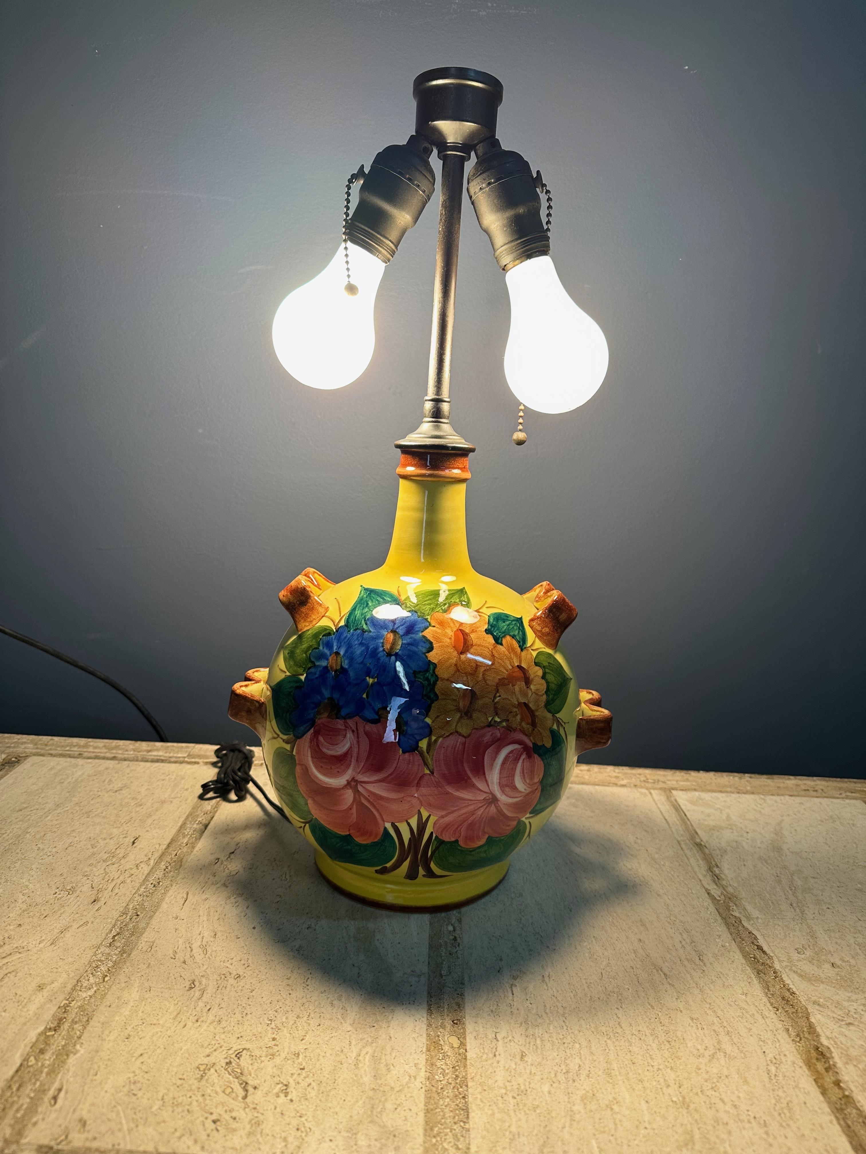 Neorinascimentale Lampada in maiolica Cantagalli Renaissance Revival Giallo con vibrante disegno floreale in vendita