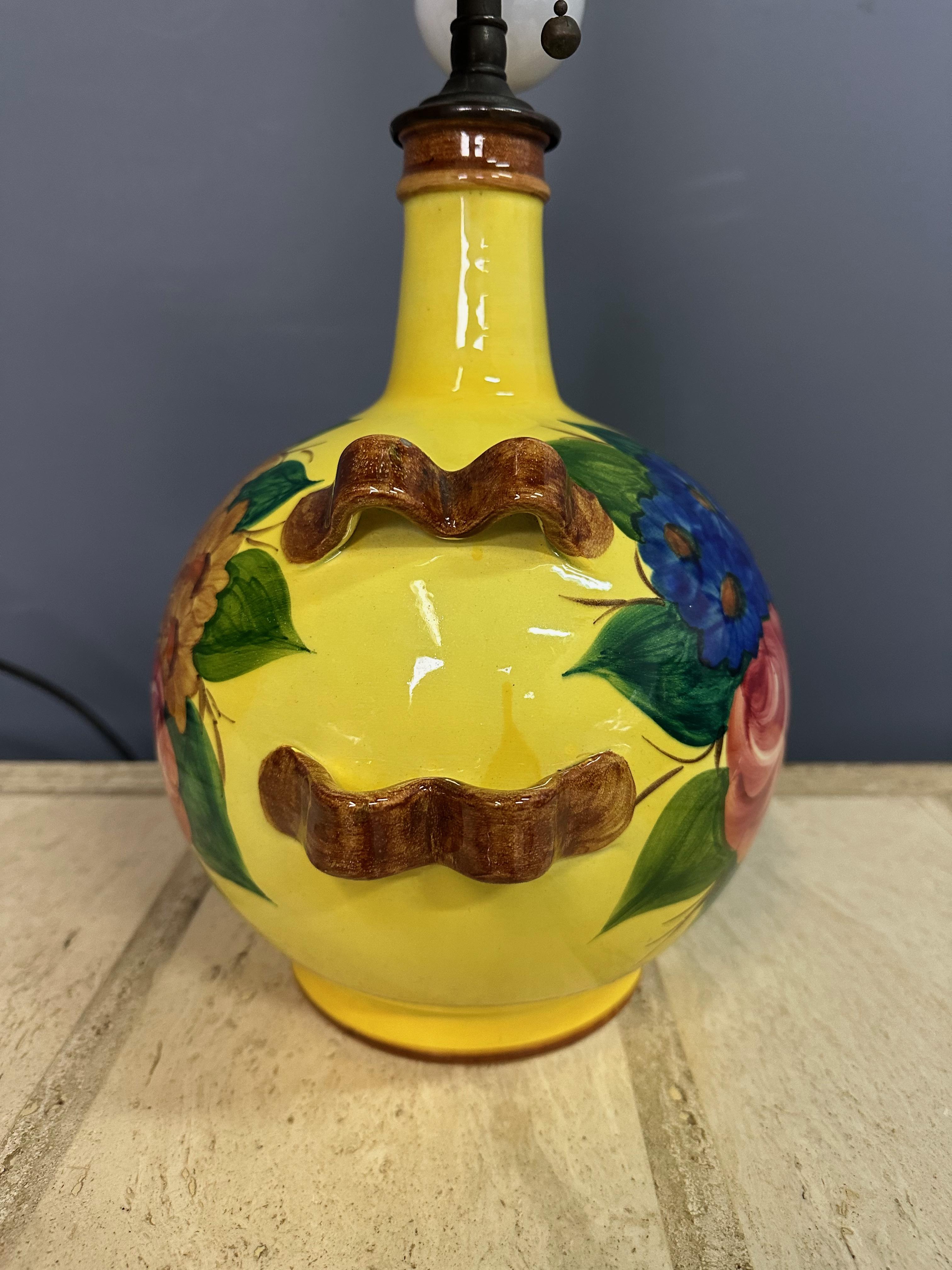 Europeo Lampada in maiolica Cantagalli Renaissance Revival Giallo con vibrante disegno floreale in vendita