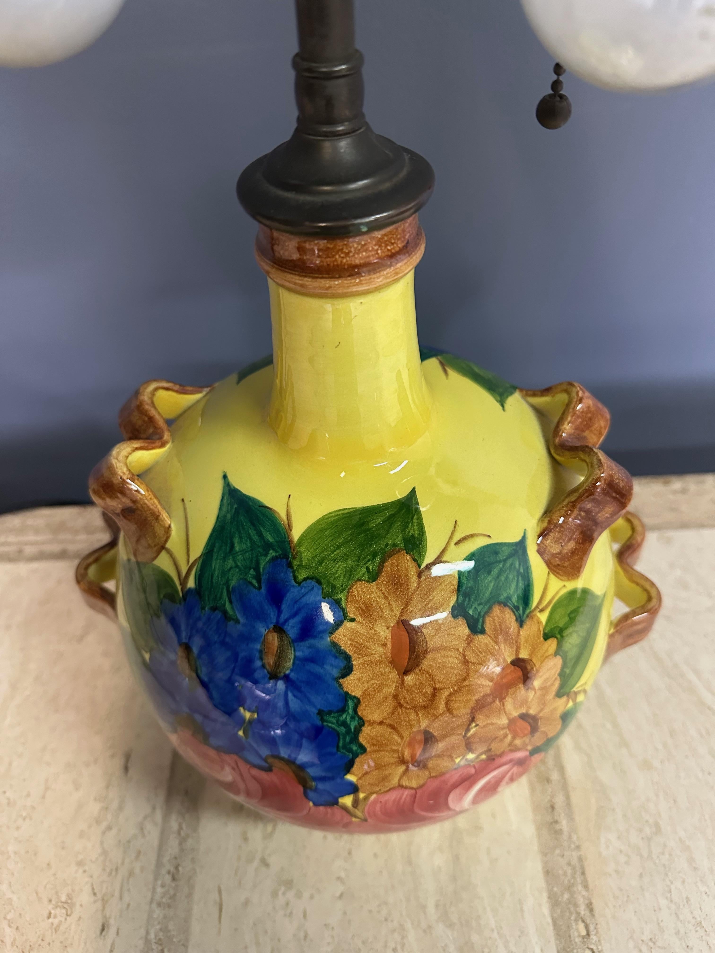 Lampada in maiolica Cantagalli Renaissance Revival Giallo con vibrante disegno floreale In condizioni buone in vendita a Philadelphia, PA
