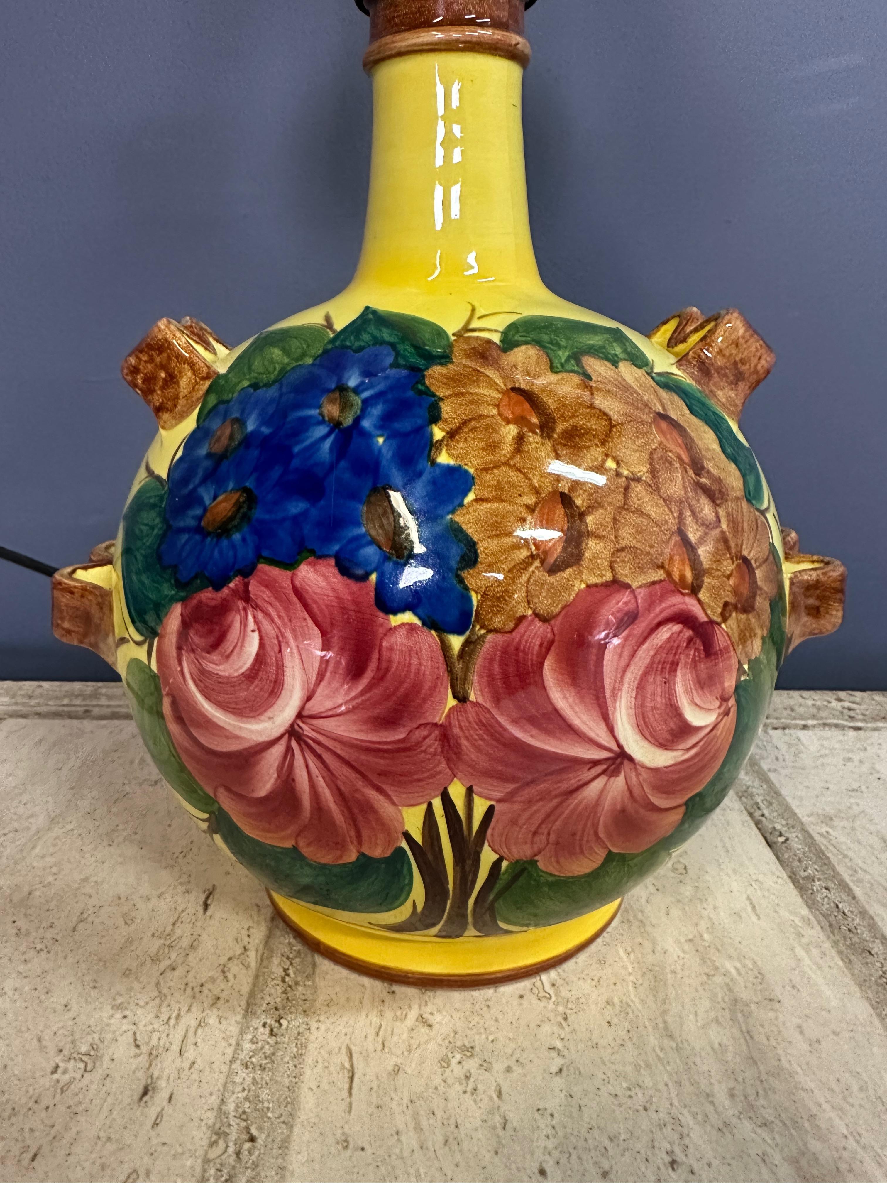 XX secolo Lampada in maiolica Cantagalli Renaissance Revival Giallo con vibrante disegno floreale in vendita