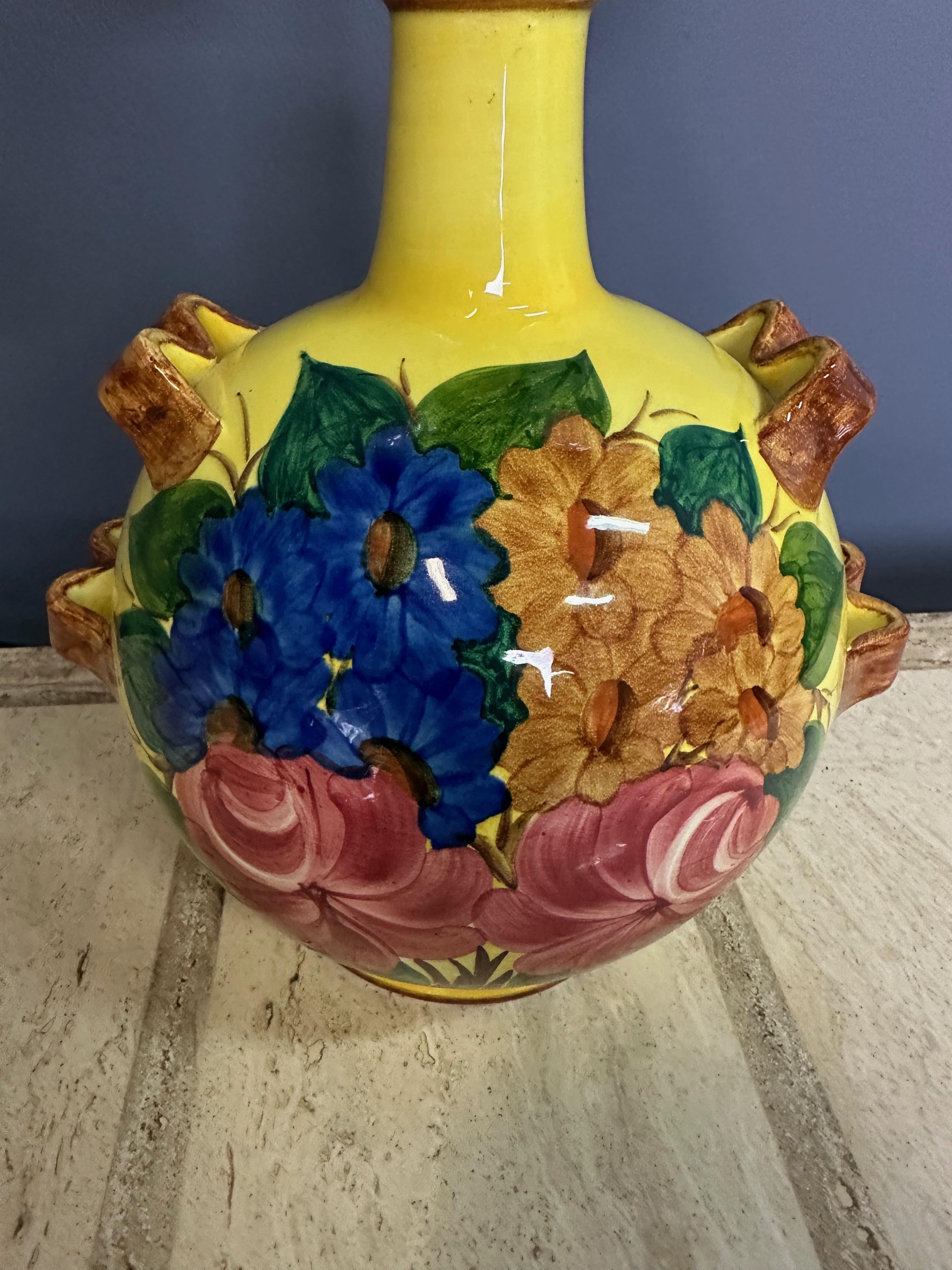 Majolica Lampada in maiolica Cantagalli Renaissance Revival Giallo con vibrante disegno floreale in vendita