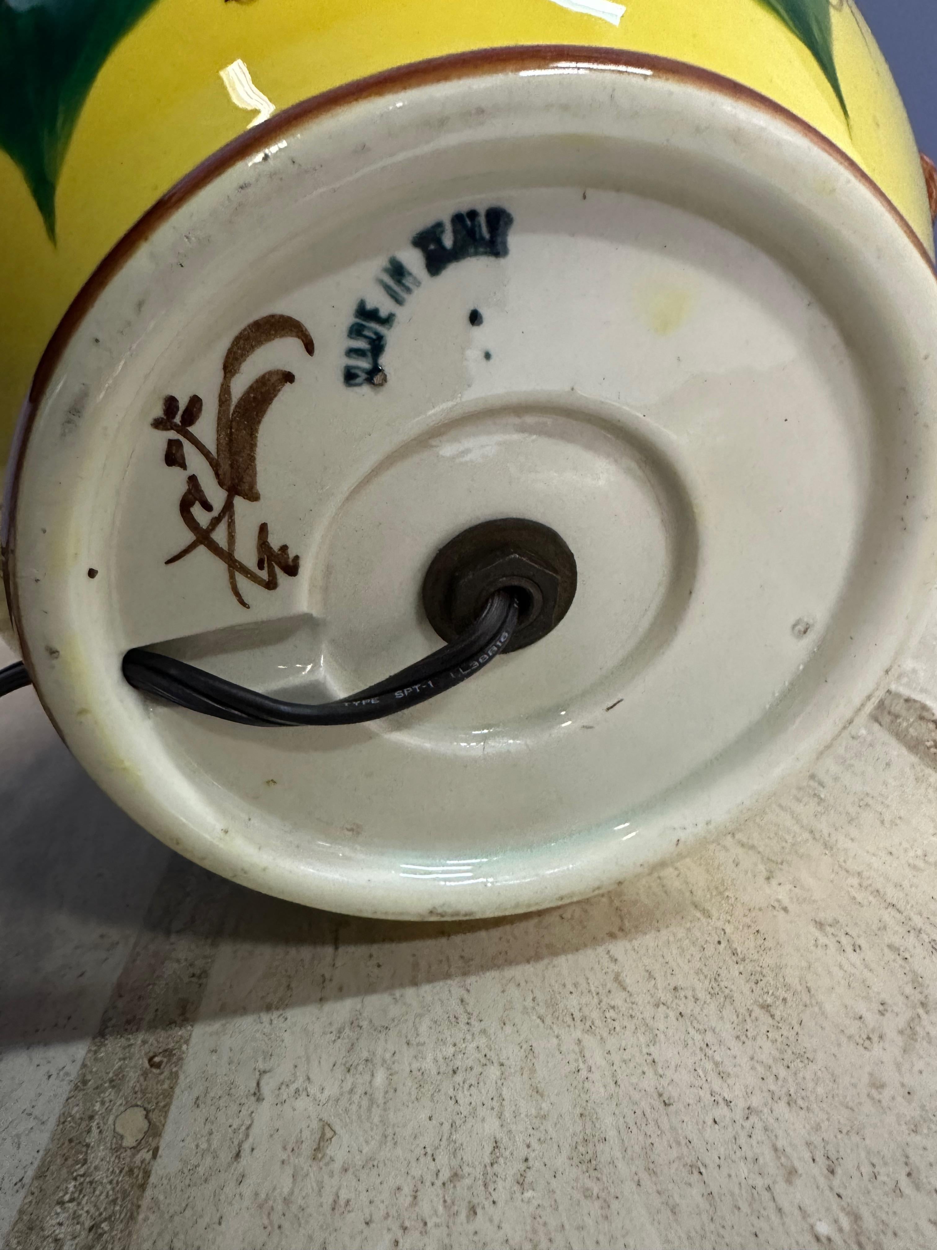 Lampada in maiolica Cantagalli Renaissance Revival Giallo con vibrante disegno floreale in vendita 1
