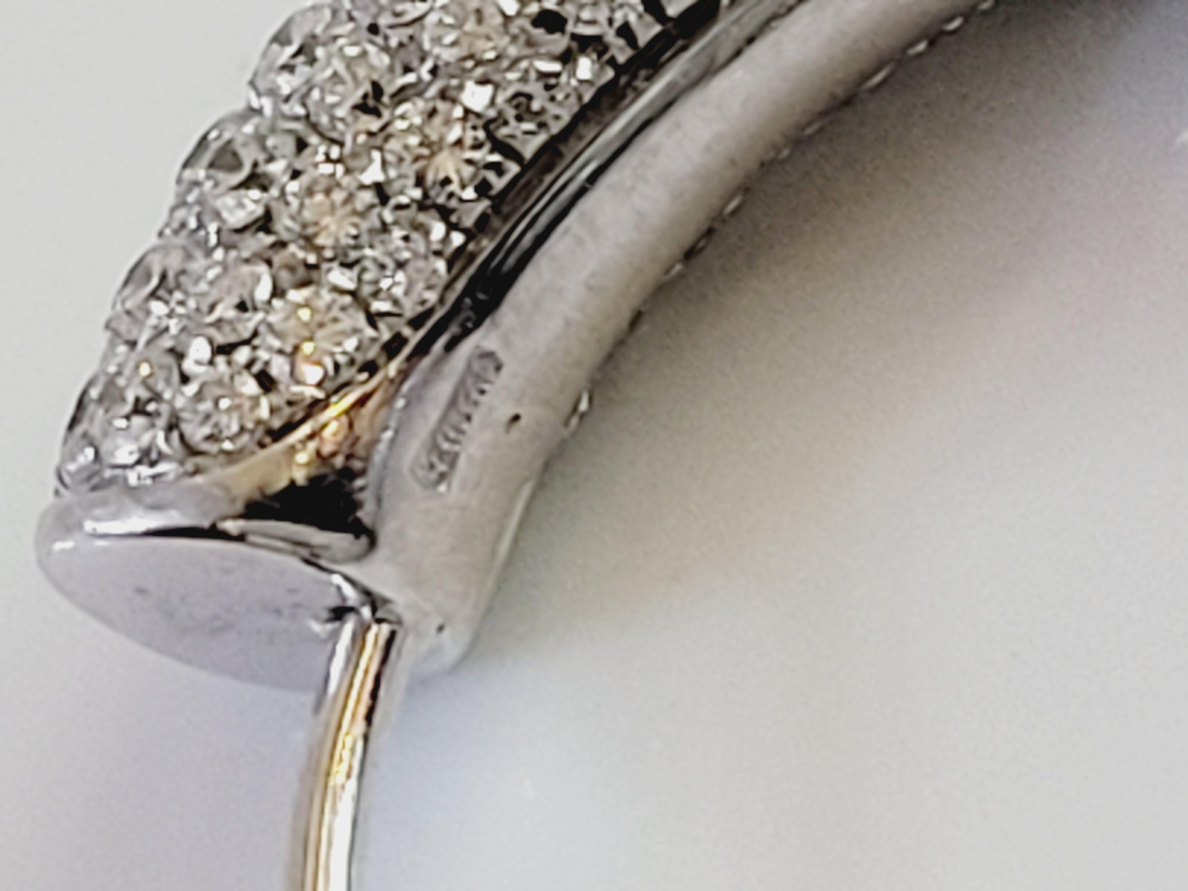 Cantamessa 18K Weißgold Innenseite aus Diamant Hoop Ohrring (Rundschliff) im Angebot