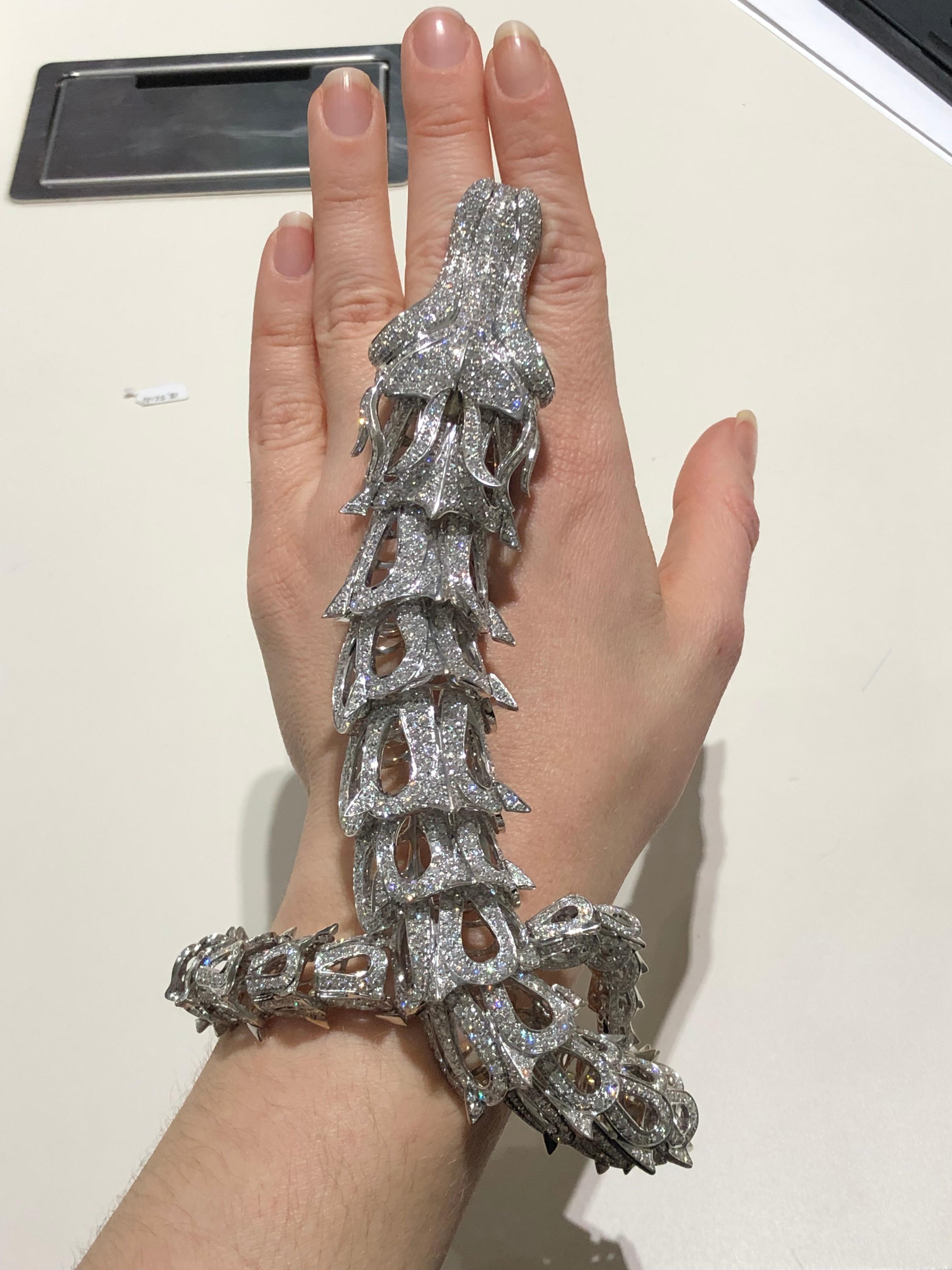 Taille brillant  Magnifique bracelet et bague unique avec dragon sculpté en diamants en vente