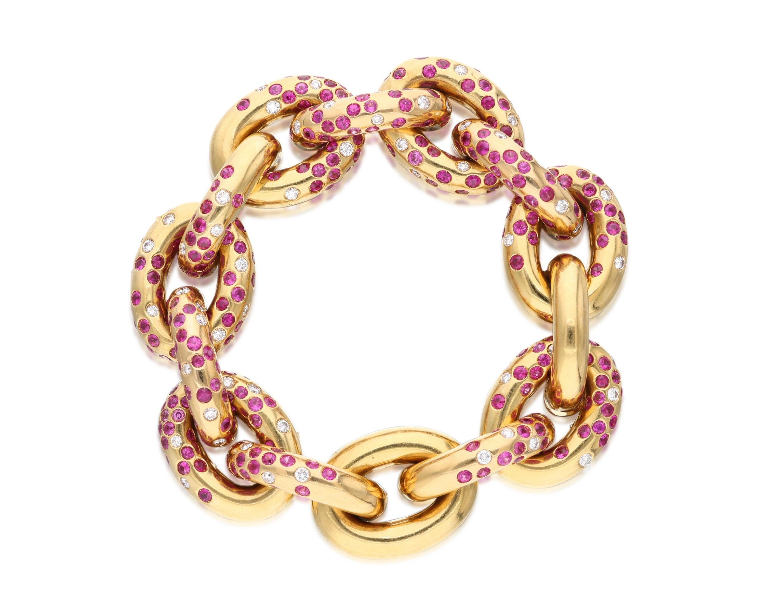 Cantamessa Armband aus 18 Karat Gelbgold mit ovalen Gliedern, die mit Rubinen und Diamanten im Rundschliff besetzt sind. Die Diamanten haben ein Gesamtgewicht von ca. 2,30 Karat und die Rubine wiegen insgesamt ca. 10 Karat. Gezeichnet: Cantamessa.