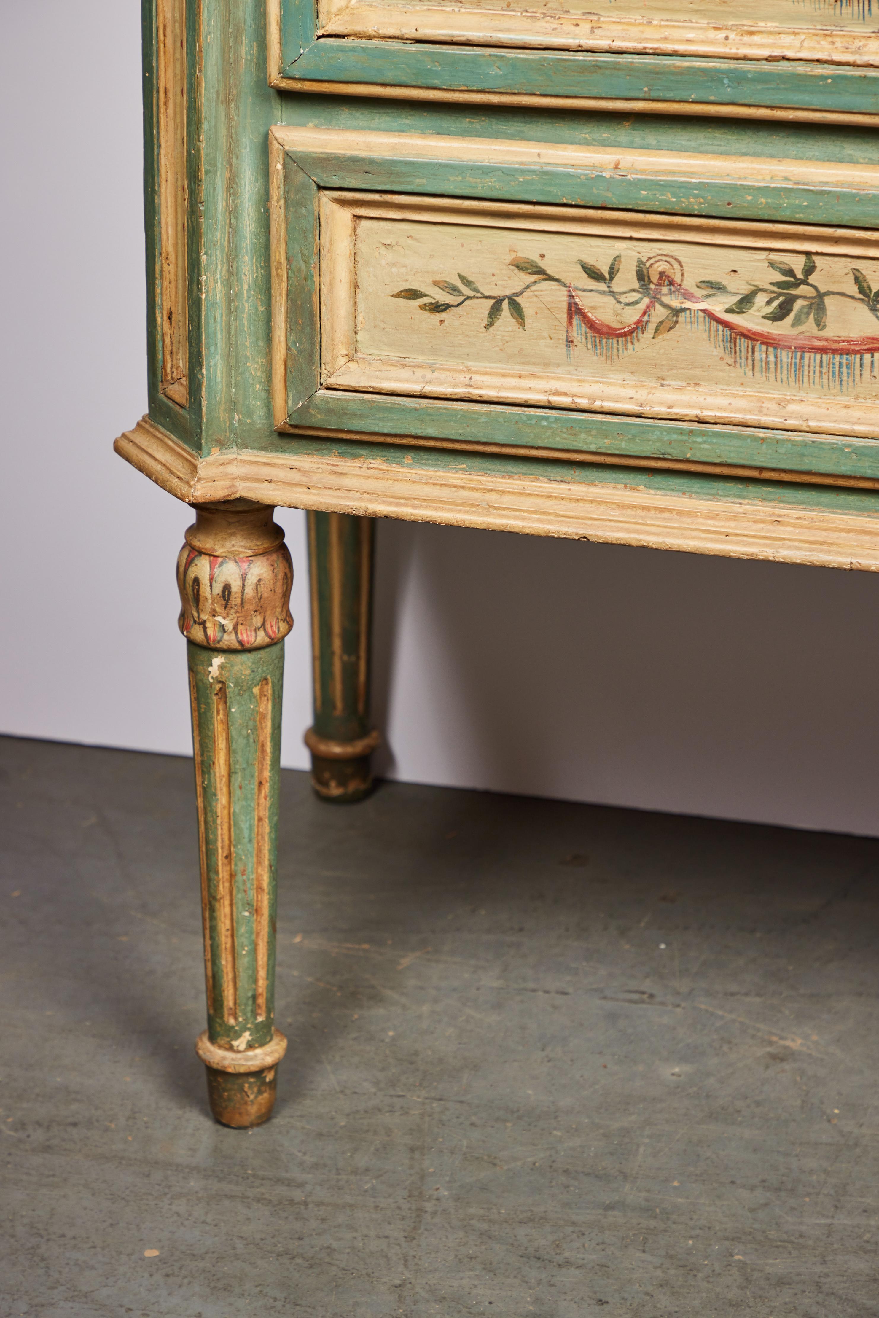 Canted Corner, Painted Venetian Commode In Good Condition For Sale In Newport Beach, CA