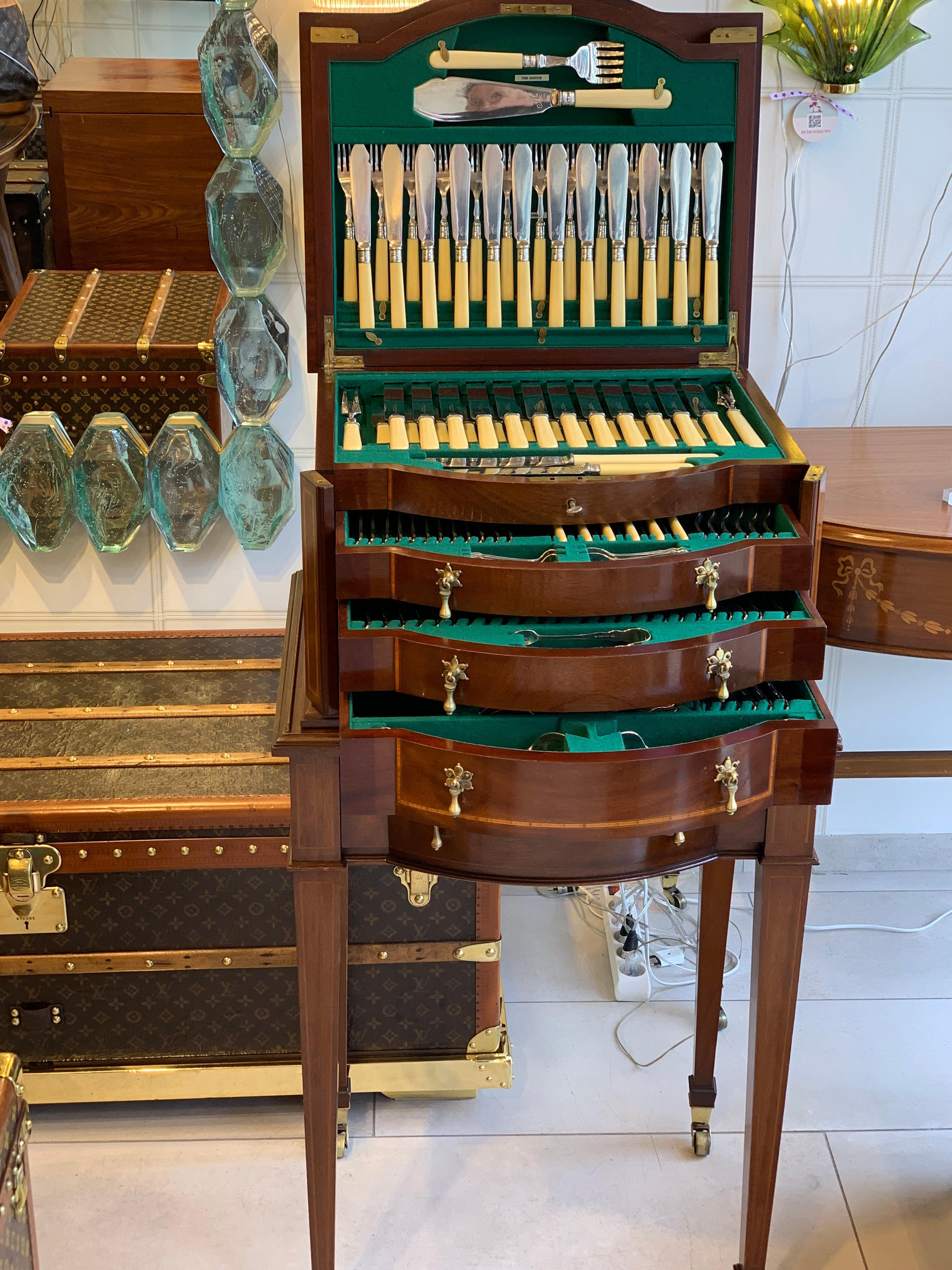 Coffret de couverts sur Stand en vente 10