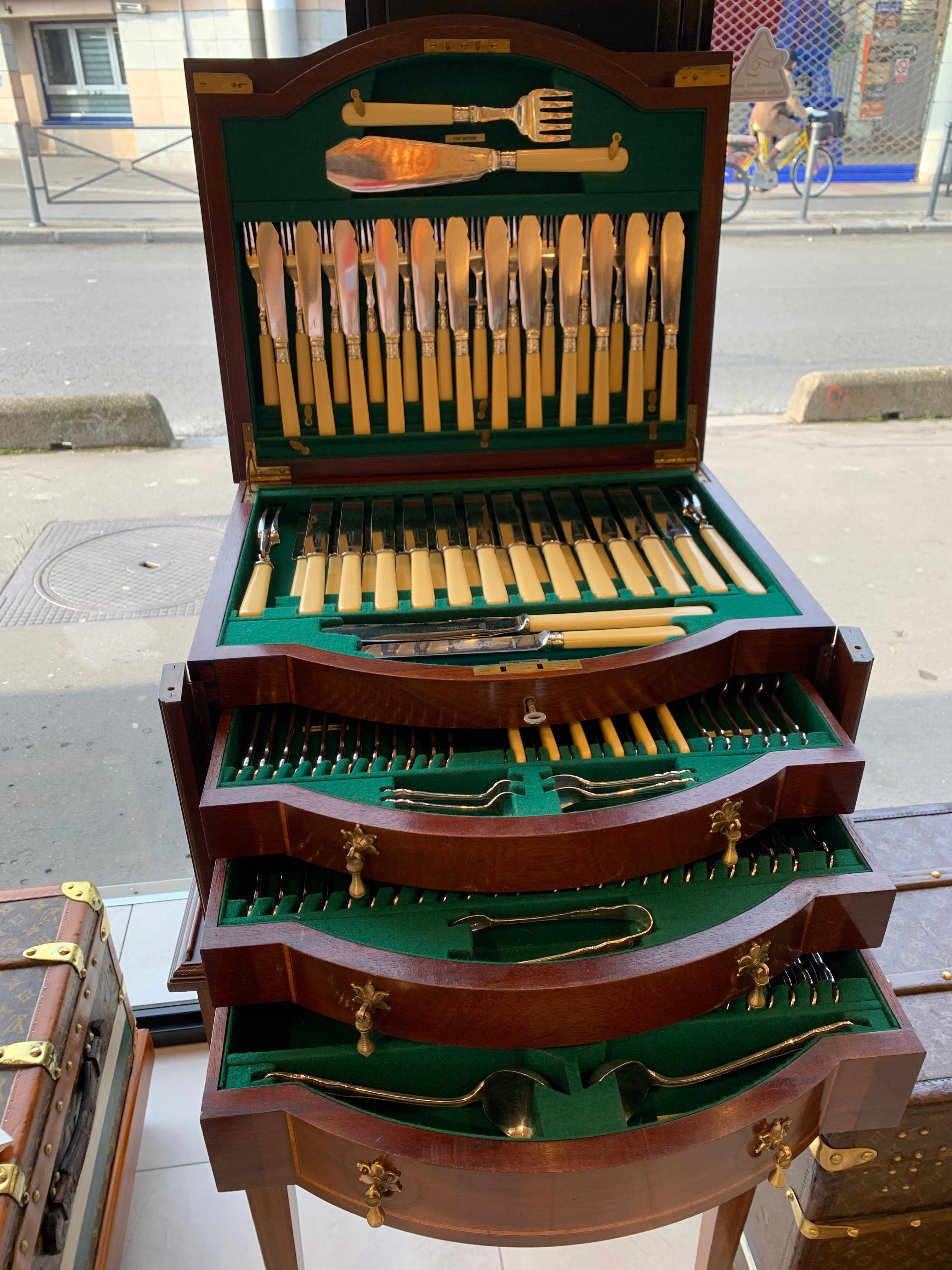 Coffret de couverts sur Stand en vente 11