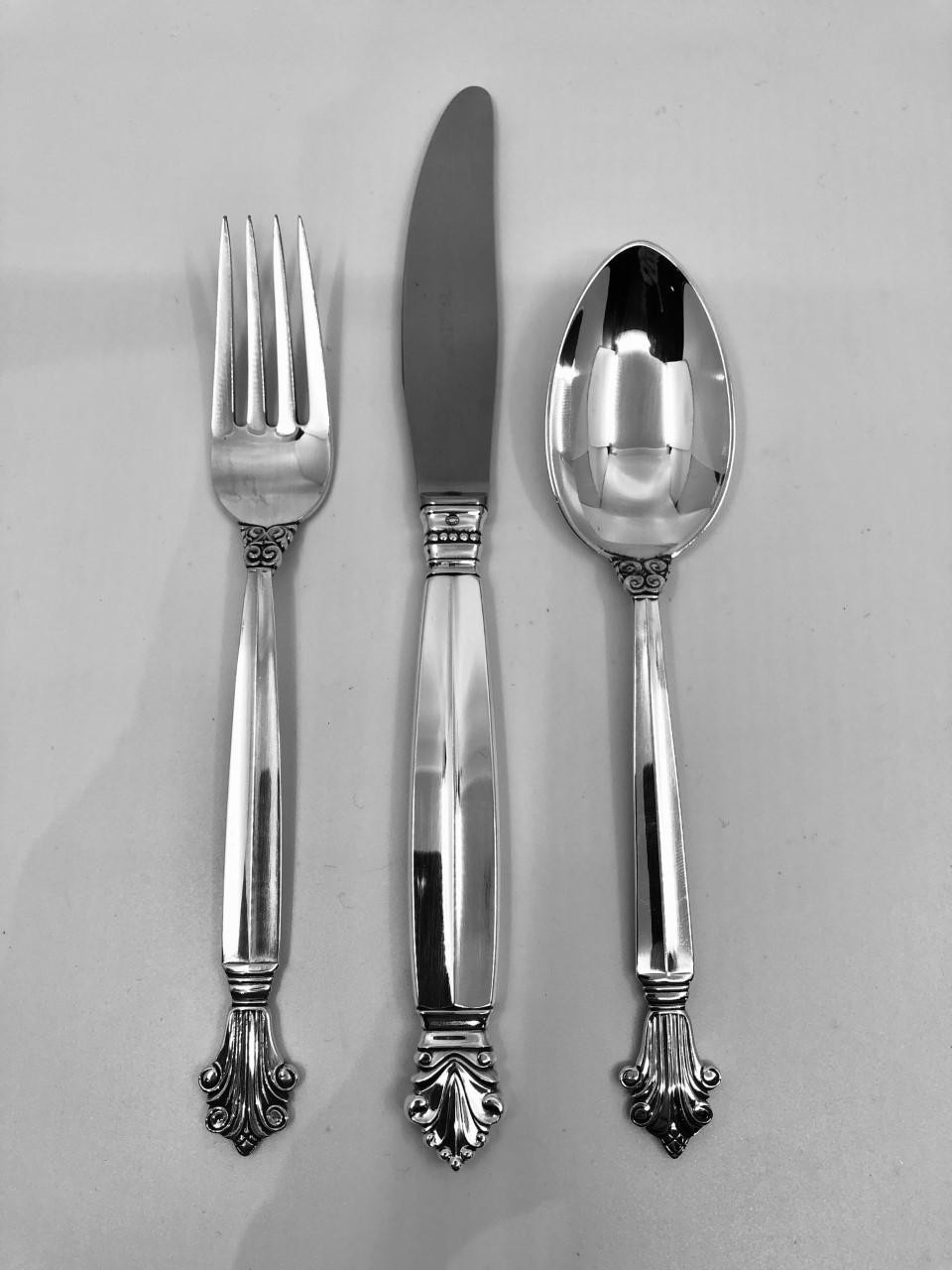 This is a set of Georg Jensen sterling silverware in the Acanthus pattern, design by Johan Rohde from 1917. Acanthus is the sister pattern to Johan Rohde's famous Acorn silverware; The original Danish name for Acorn is 