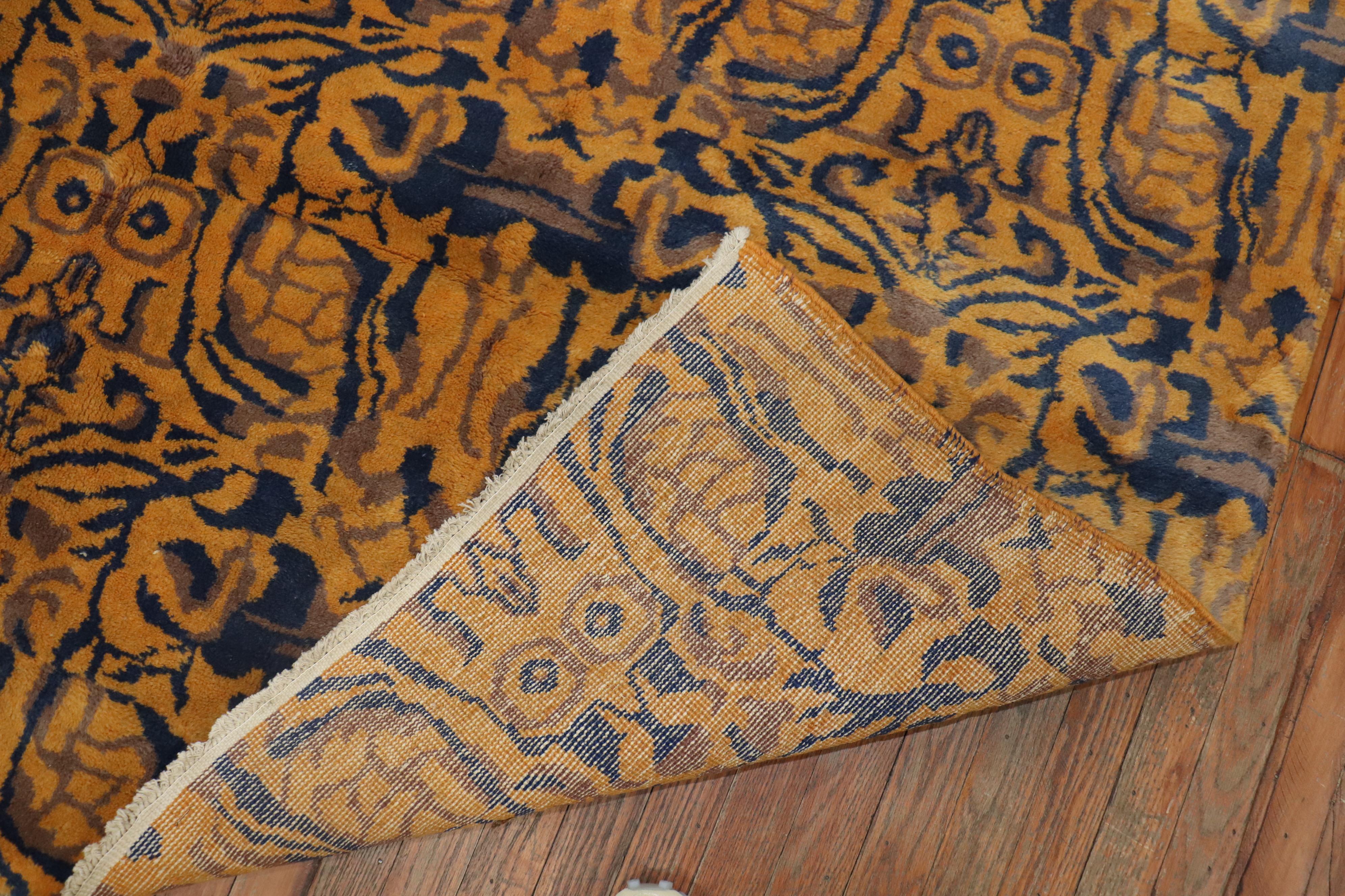 Ein eklektischer türkischer Deko-Teppich aus der Mitte des Jahrhunderts. Vorwiegend in Orange und Violett-Blau schattiert und mit muave Akzenten

Maße: 7' x 10'2