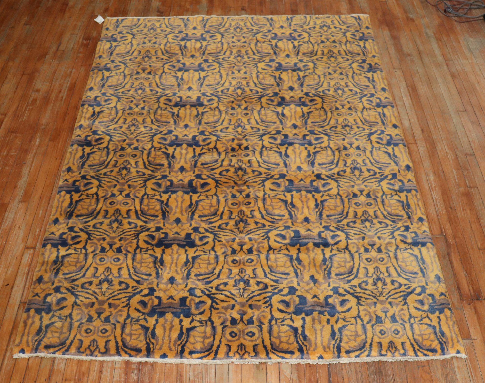 Türkischer Deko-Teppich in Mitternachtsblau von Canteloupe (Hollywood Regency) im Angebot