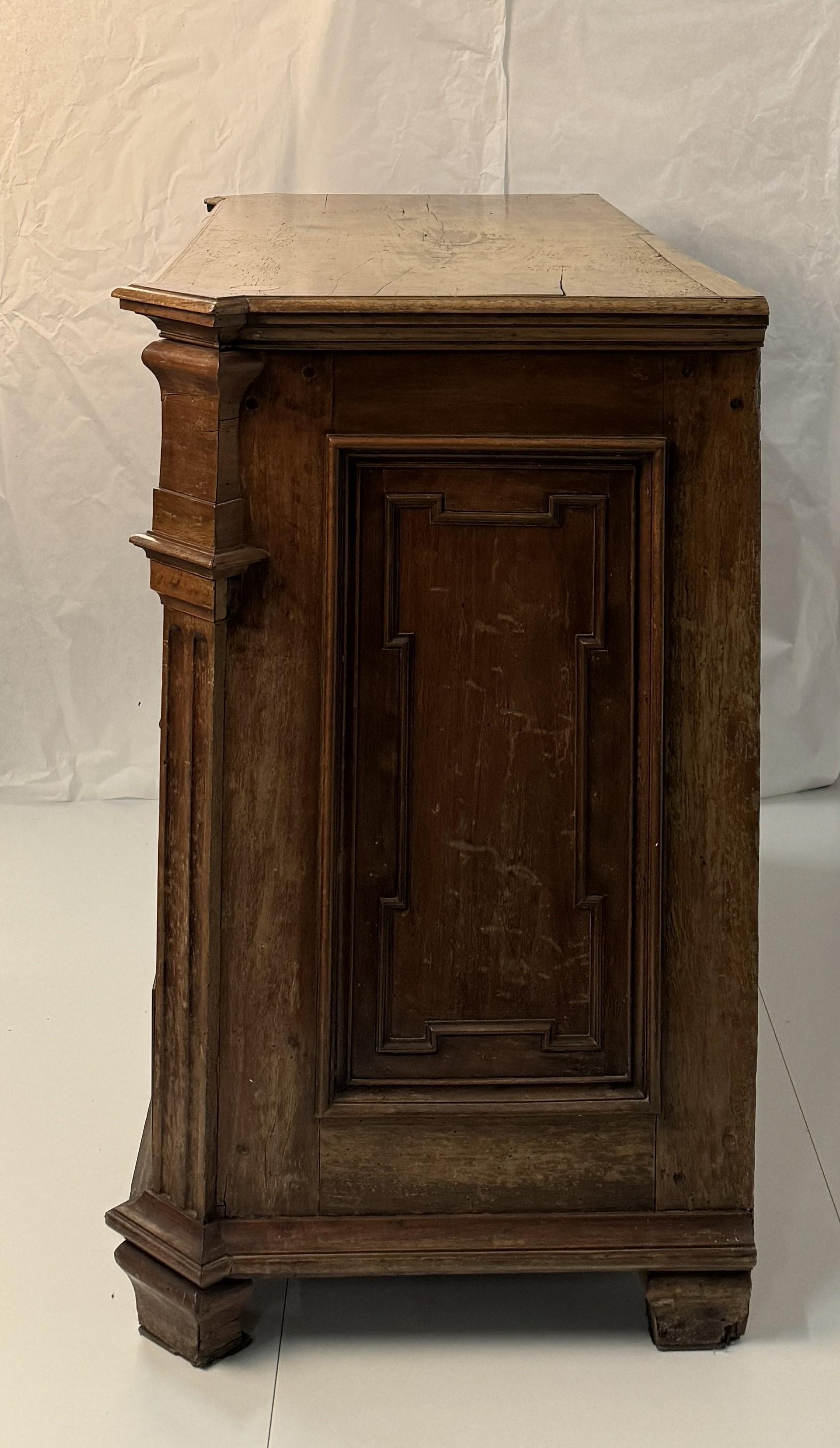 Italian Walnut canterano, Lombardy, 17th century For Sale
