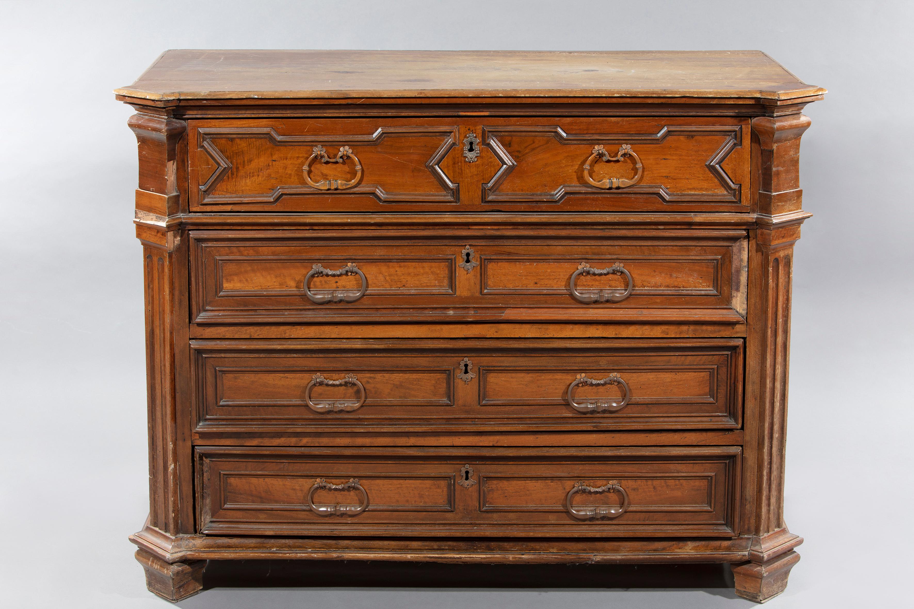 Walnut canterano, Lombardy, 17th century In Good Condition For Sale In Milano, IT