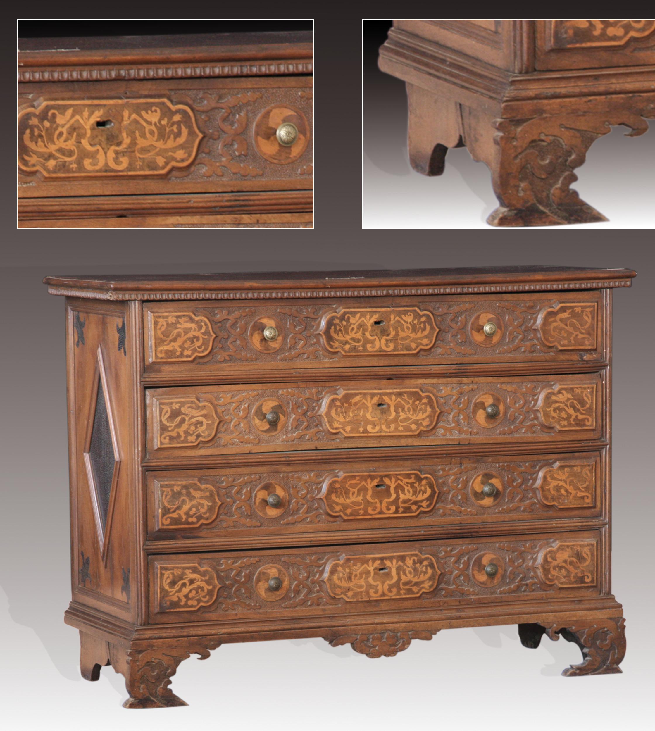 Spanish canterano from the early 1700s
Walnut canter with carved decoration on the solid wood and ashlars with inlays.
Refined furniture.
Measurements: Length cm 142 - Depth cm 56 - Height cm 105

Code 7 
0R -0M,S
