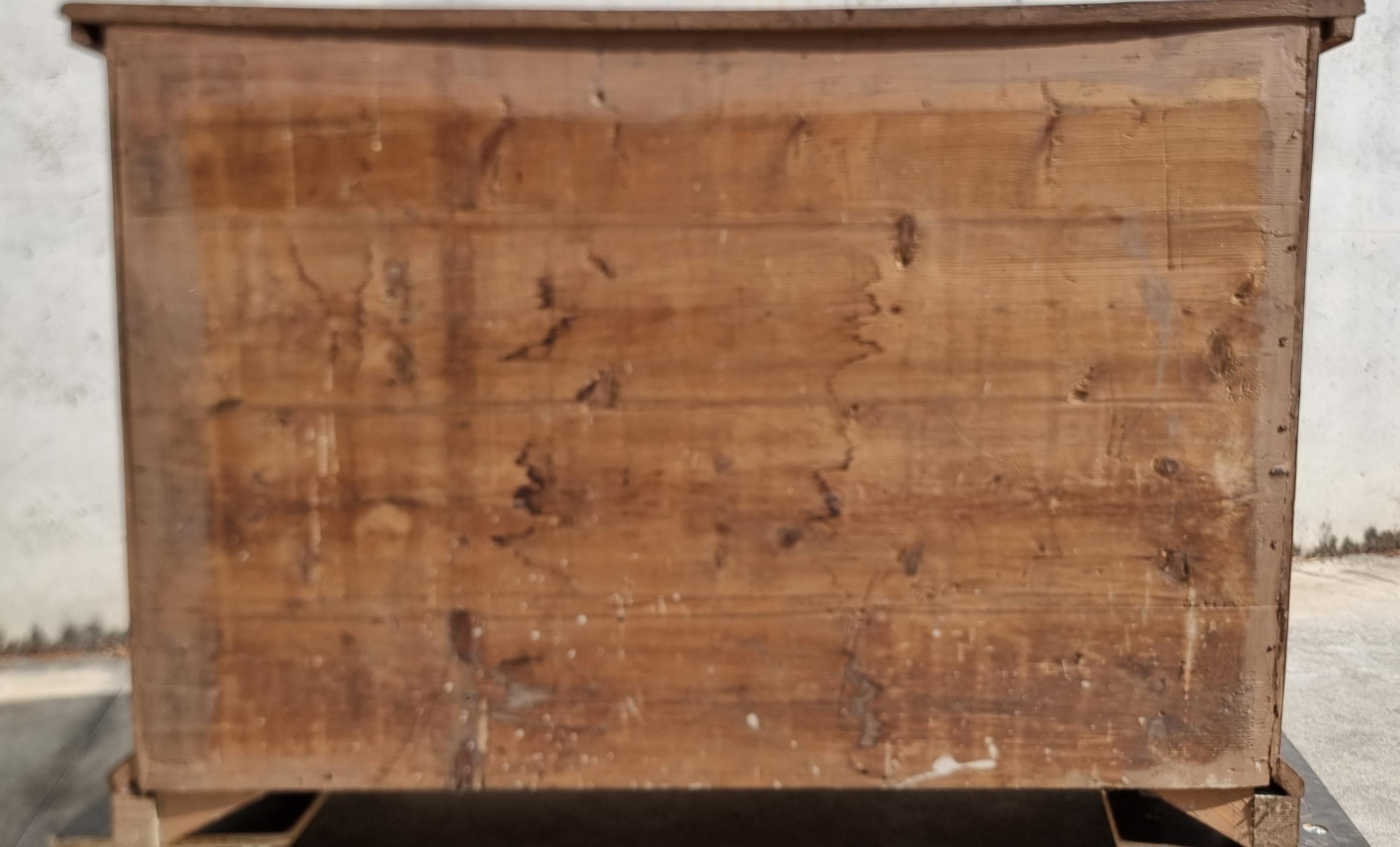 Italian Large Venetian canterano in briarwood, late 17th - early 18th century For Sale