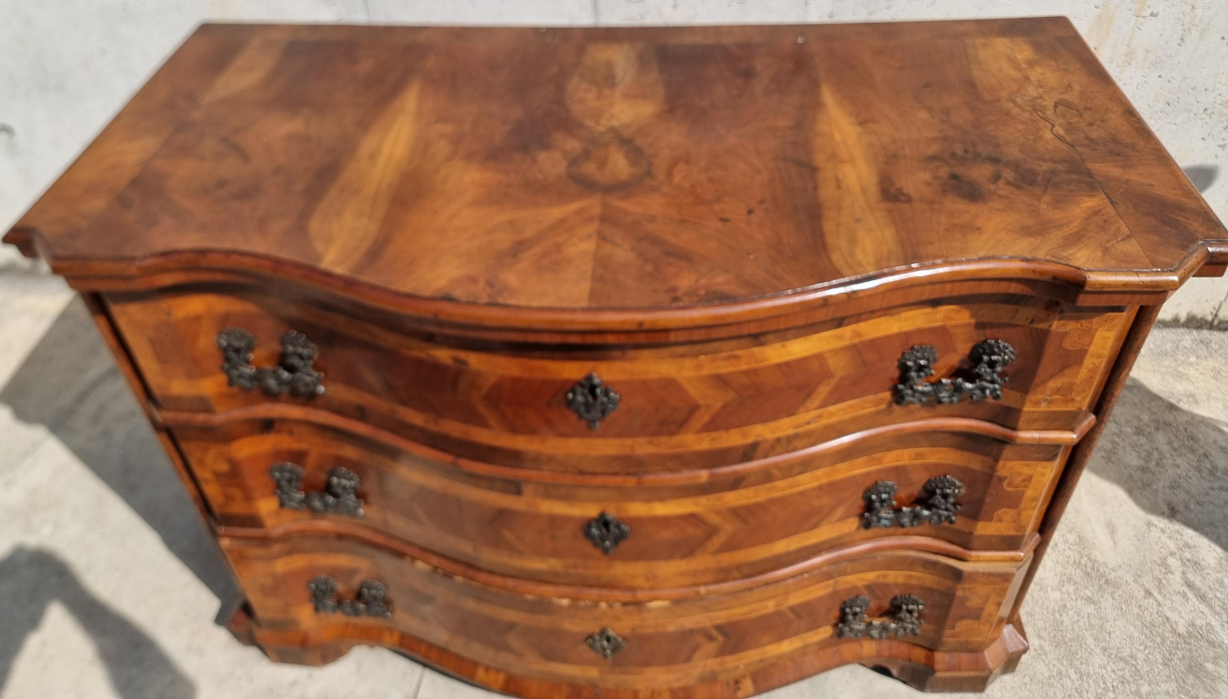 Hand-Crafted Large Venetian canterano in briarwood, late 17th - early 18th century For Sale