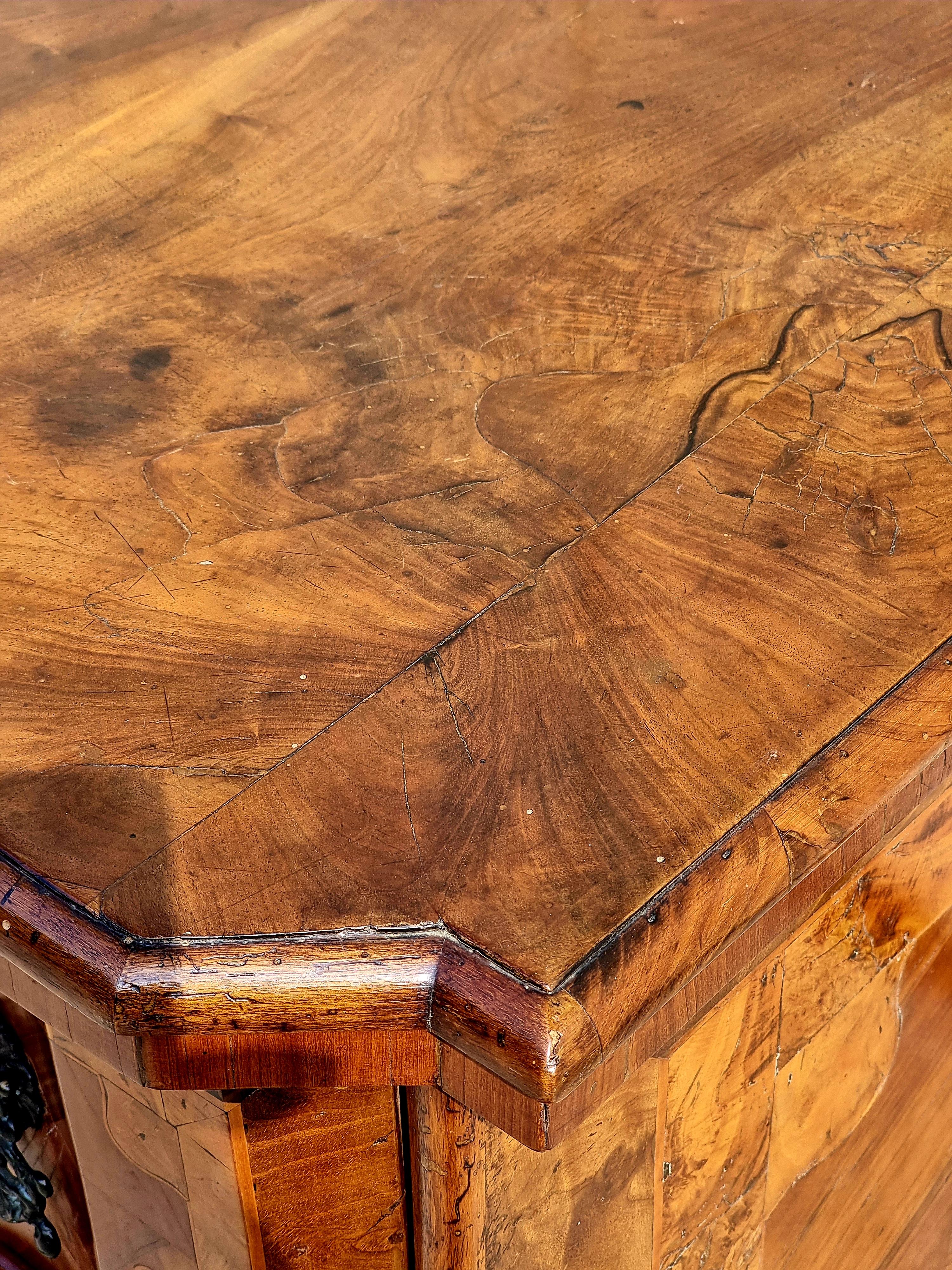 Large Venetian canterano in briarwood, late 17th - early 18th century In Good Condition For Sale In Vicenza, IT