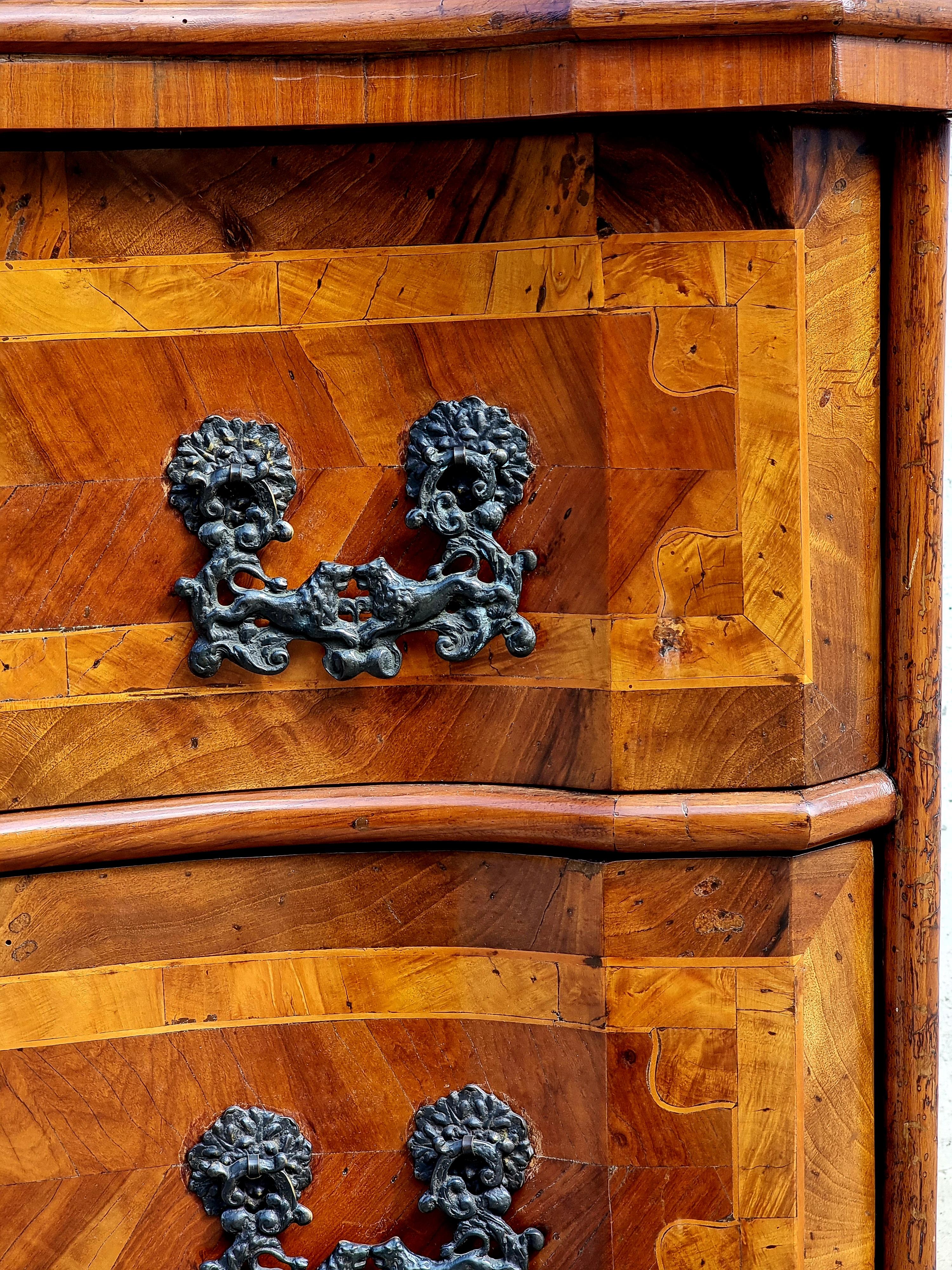 Nutwood Large Venetian canterano in briarwood, late 17th - early 18th century For Sale