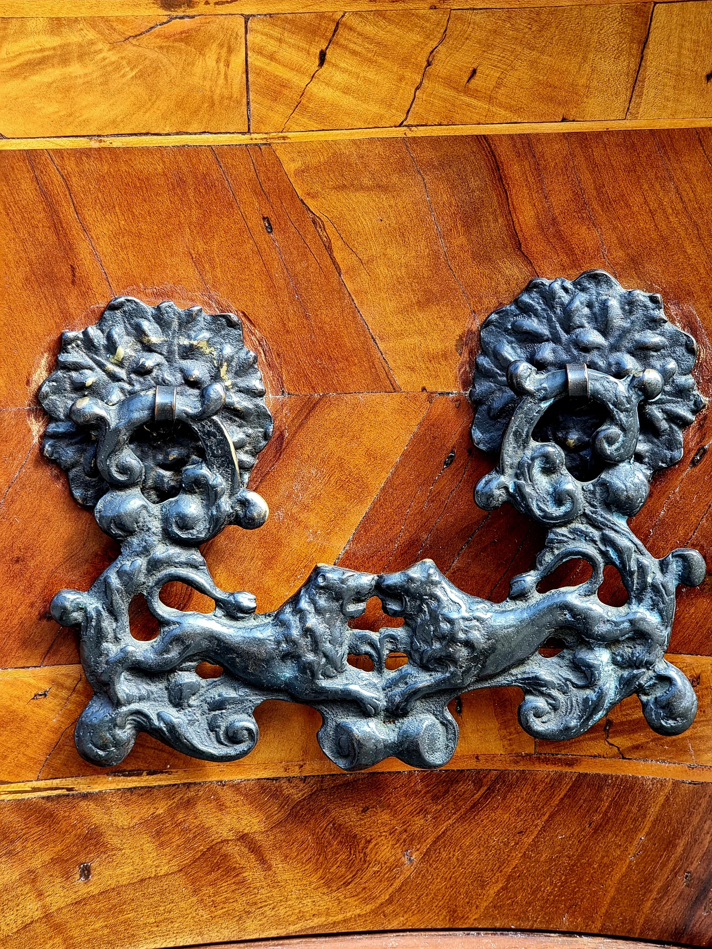 Large Venetian canterano in briarwood, late 17th - early 18th century For Sale 1