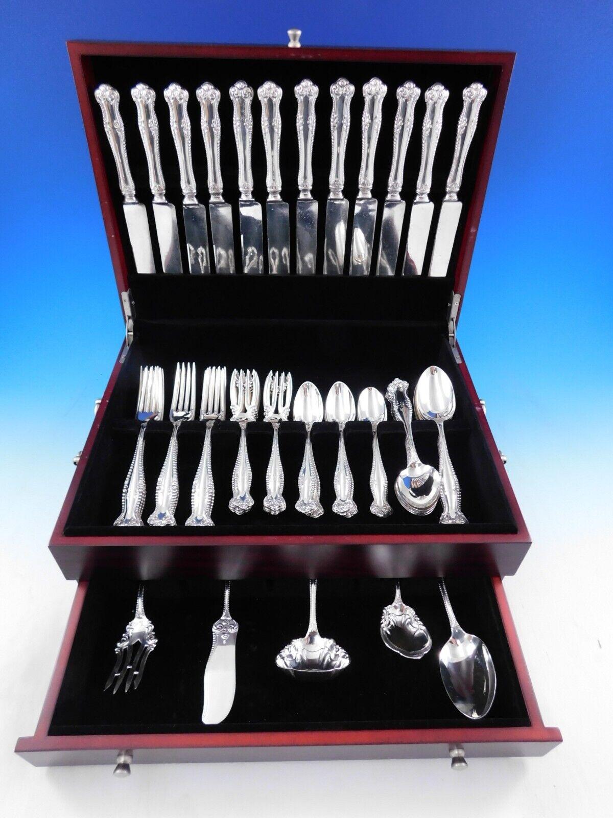 Magnifique service de couverts Canterbury by Towle en argent sterling - 65 pièces. Ce modèle a été introduit en 1893 et présente une poignée perlée avec des détails en forme de volutes. Les fourchettes à salade sont particulièrement uniques et