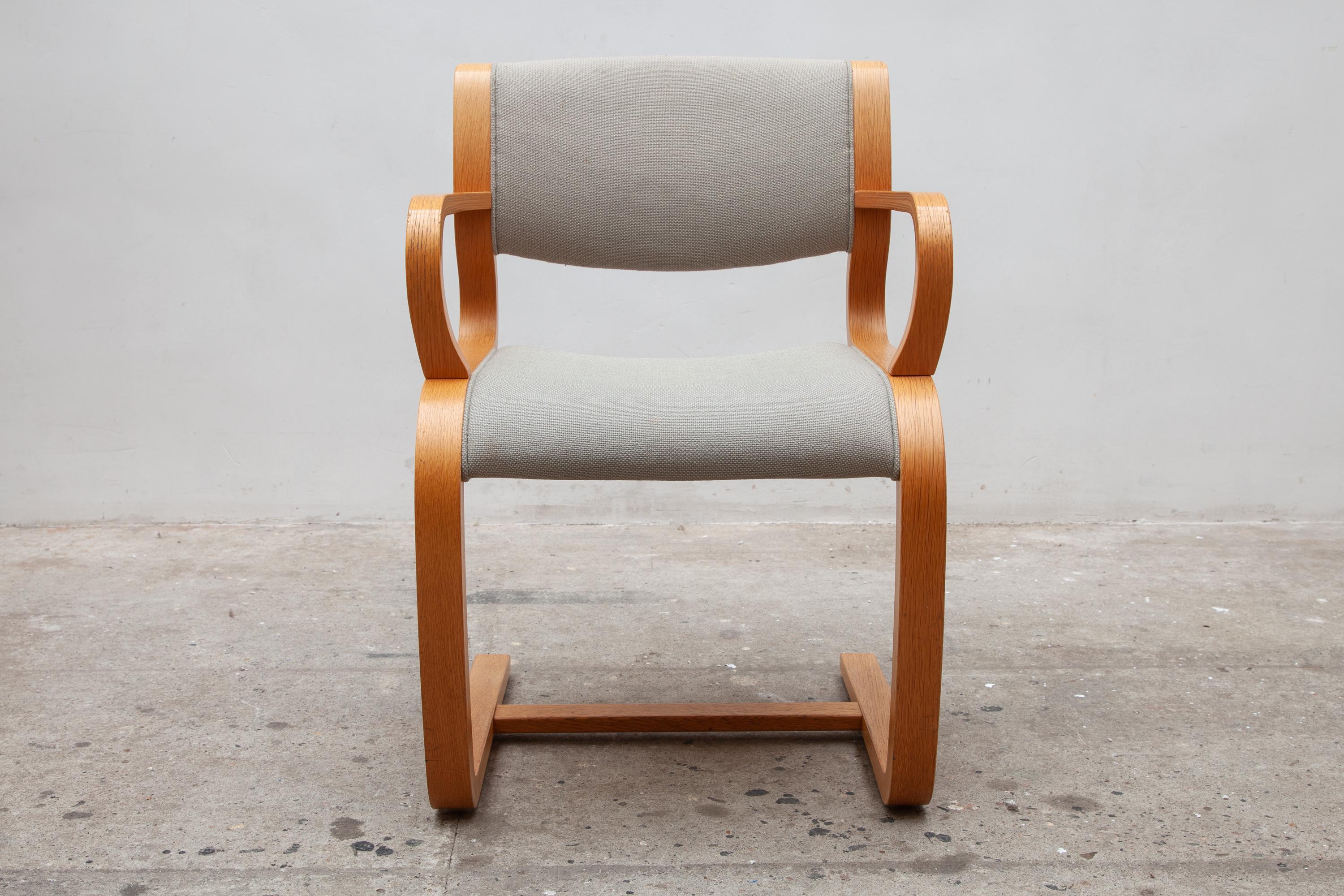 Vintage Freischwinger-Sessel, entworfen von Rud Thygesen und Johnny Sorensen für Magnus Olesen, Label Made in Denmark. Geschwungenes Buchenschichtholzdesign mit hellgrau-grüner Polsterung. Abmessungen: 55 B x 50 T x 80 H cm. Die Konferenz der