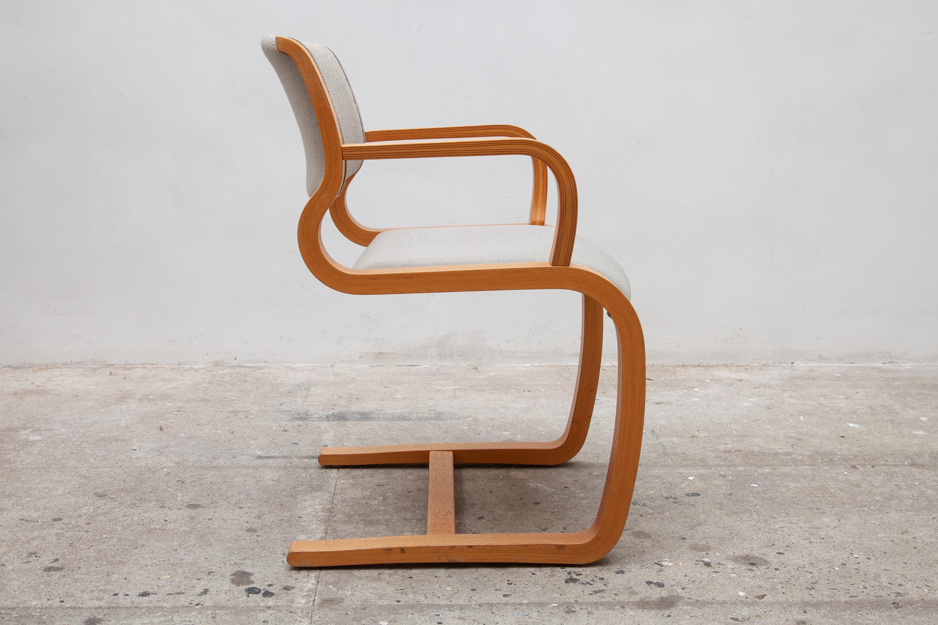 Freitragender Sessel entworfen von Magnus Olesen, Dänemark, 1975 (Skandinavische Moderne) im Angebot