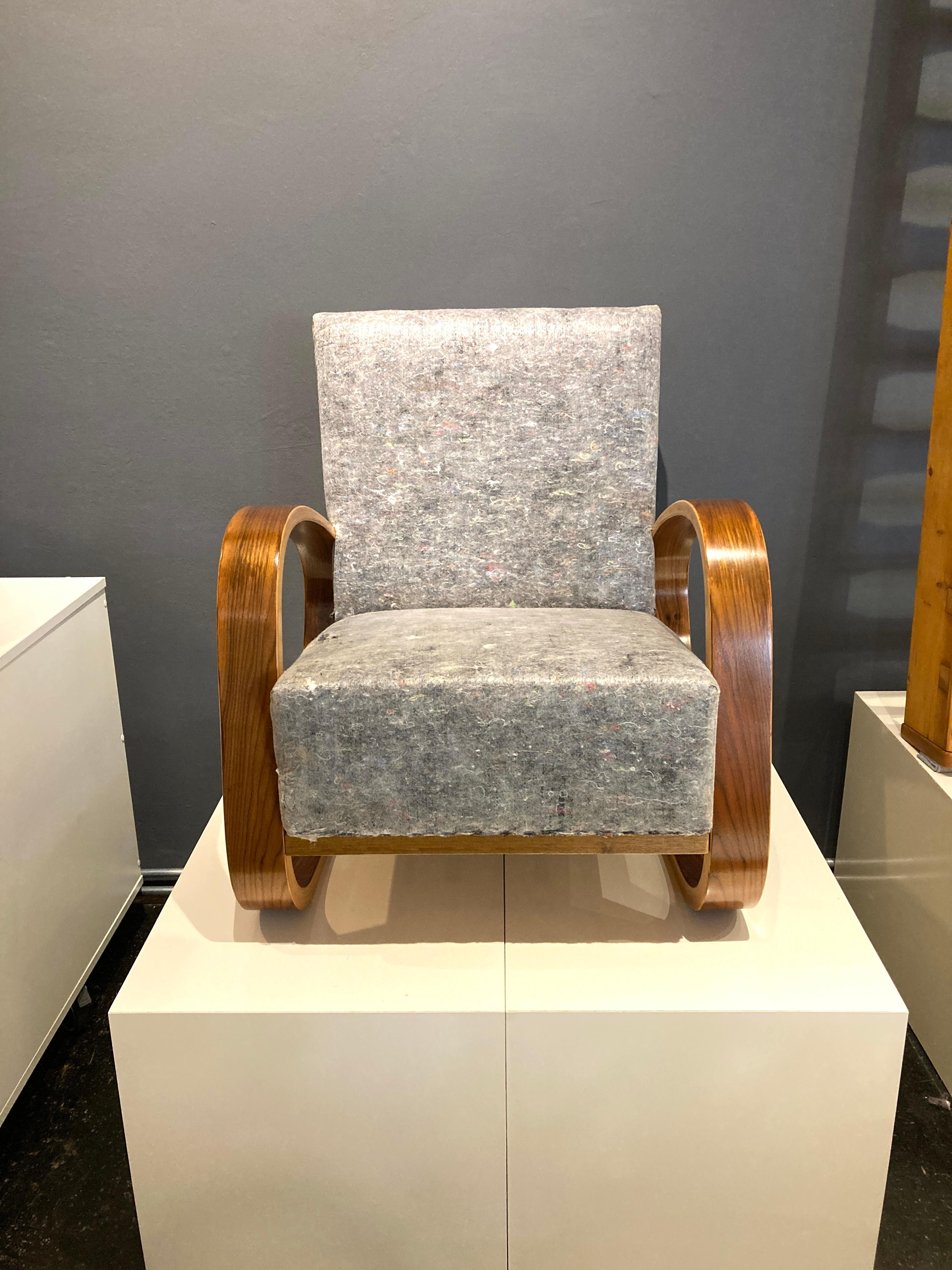 This well-known cantilever armchair by Miroslav Navratil from the 1960s has been completely restored 
and is now waiting for it's new owner to choose his favorite fabric. The armrests are laminated and veneered
with Caucasian walnut and have been