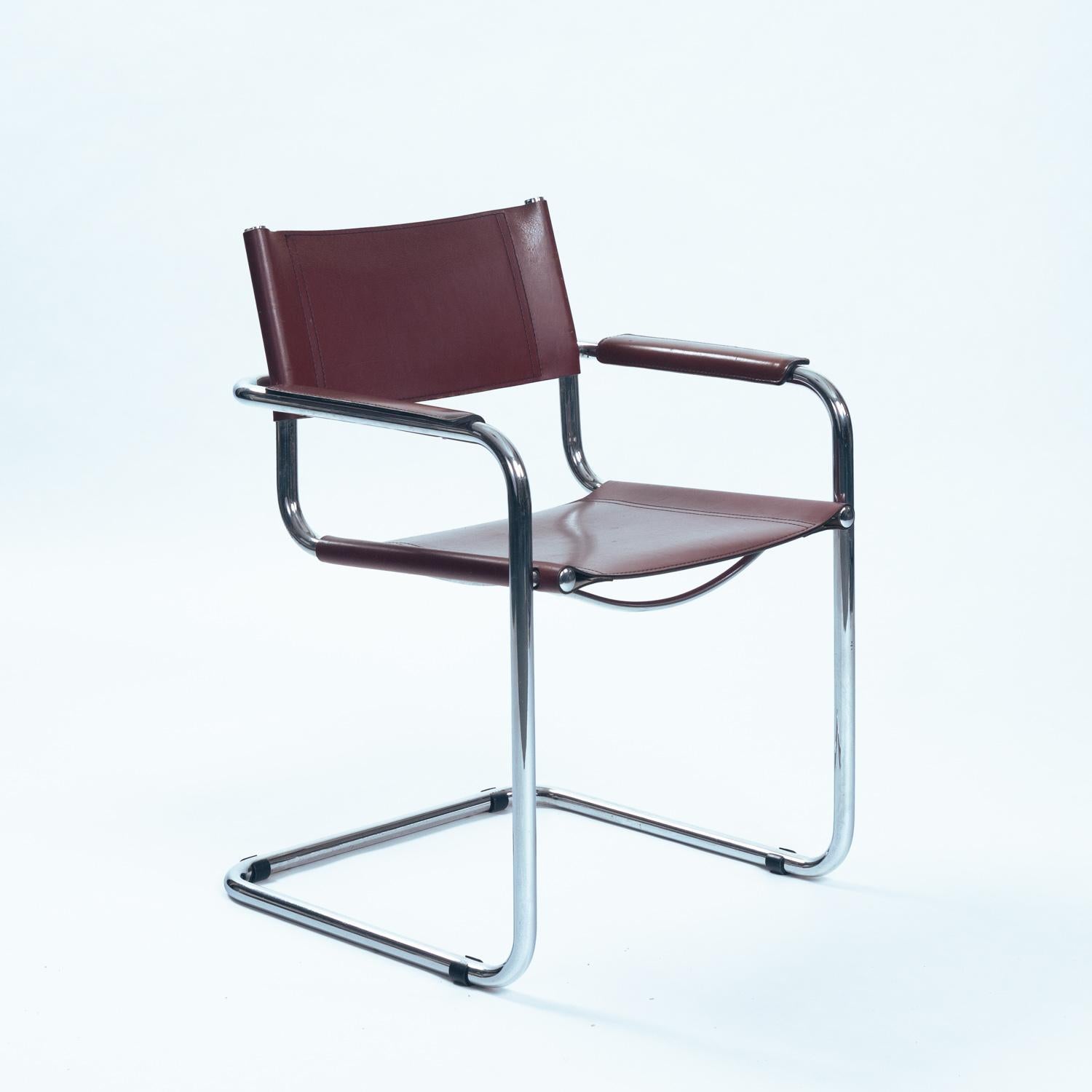 Freischwinger Bauhaus Stühle, kastanienbraunes Leder, Mart Stam zugeschrieben, Satz von 5
Diese ikonischen burgunderfarbenen Bauhaus-Freischwinger sind in einer ganz besonderen Farbe gefärbt.
Sie vereinen Eleganz und Funktionalität durch die